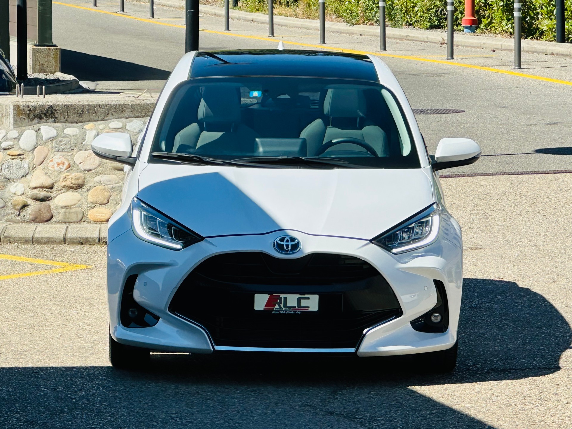 TOYOTA Yaris 1.5 Premium e-CVT-image-5