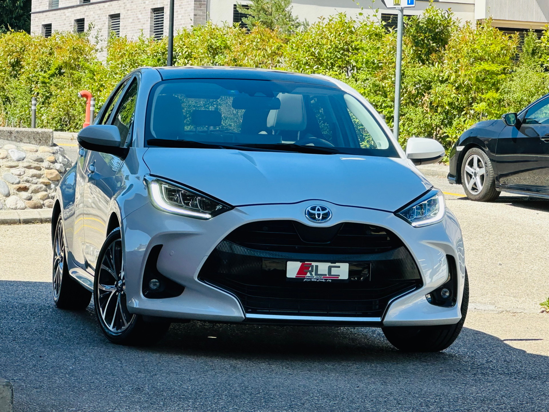 TOYOTA Yaris 1.5 Premium e-CVT-image-1