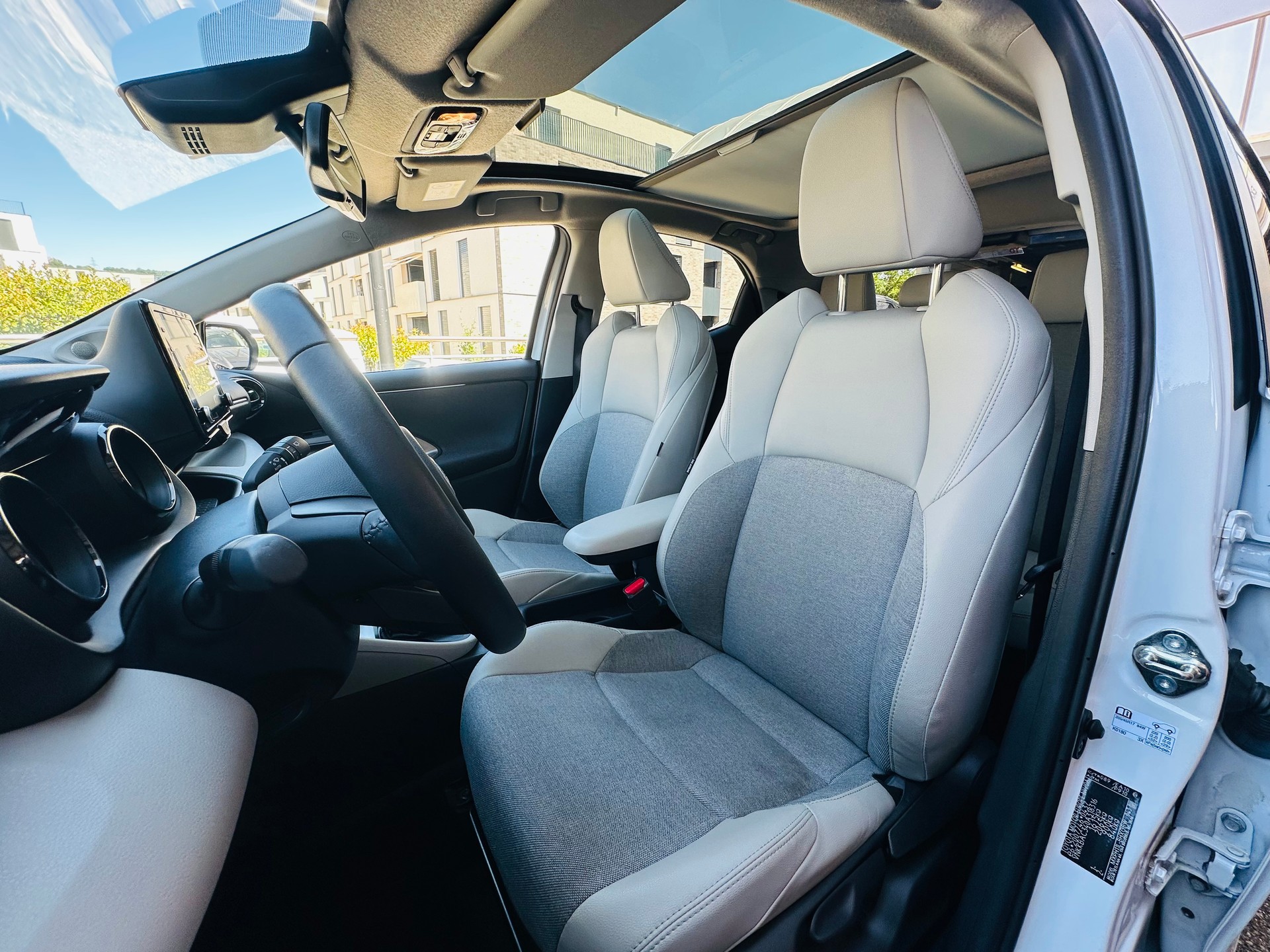 TOYOTA Yaris 1.5 Premium e-CVT-image-11
