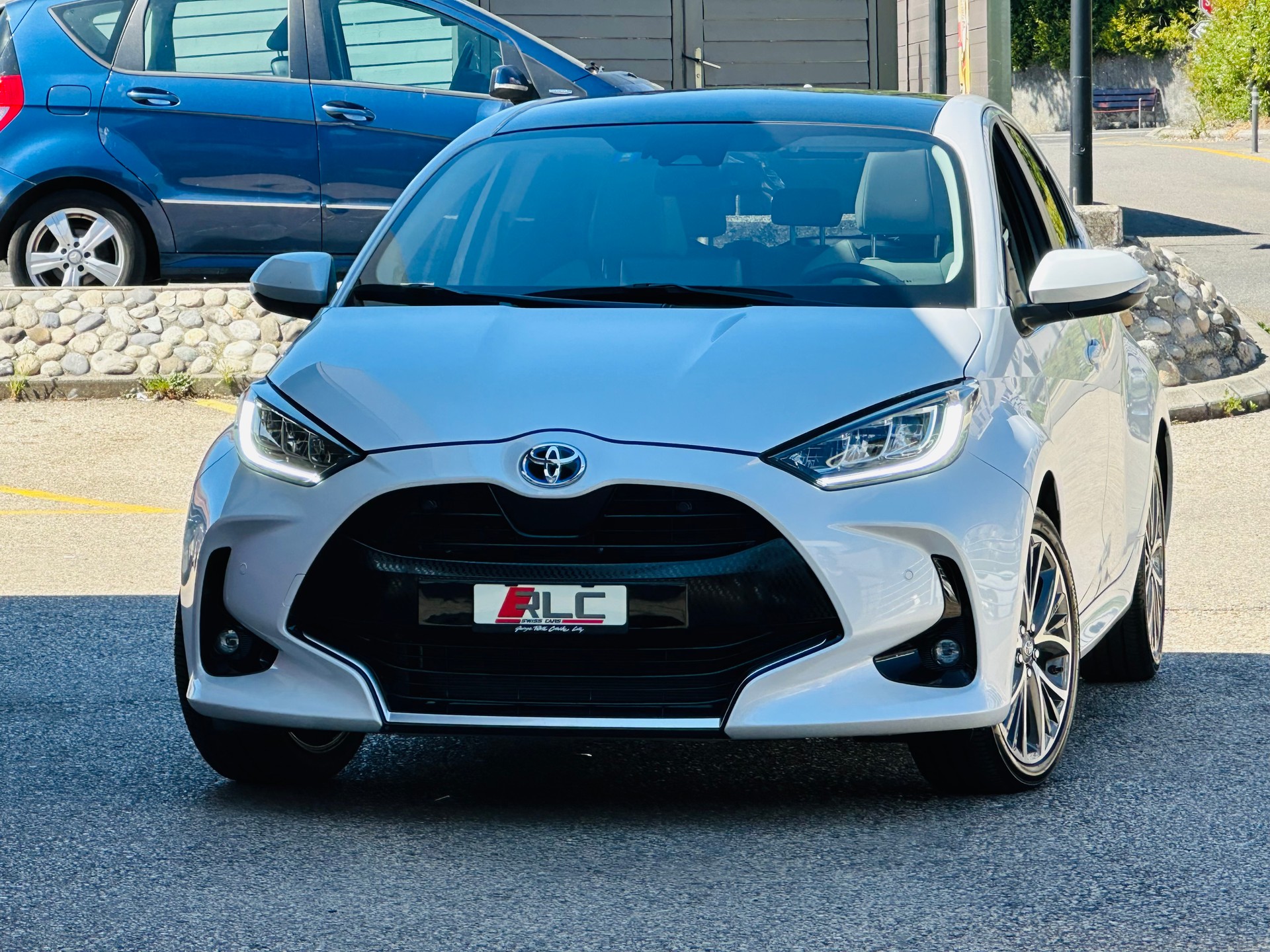 TOYOTA Yaris 1.5 Premium e-CVT-image-4