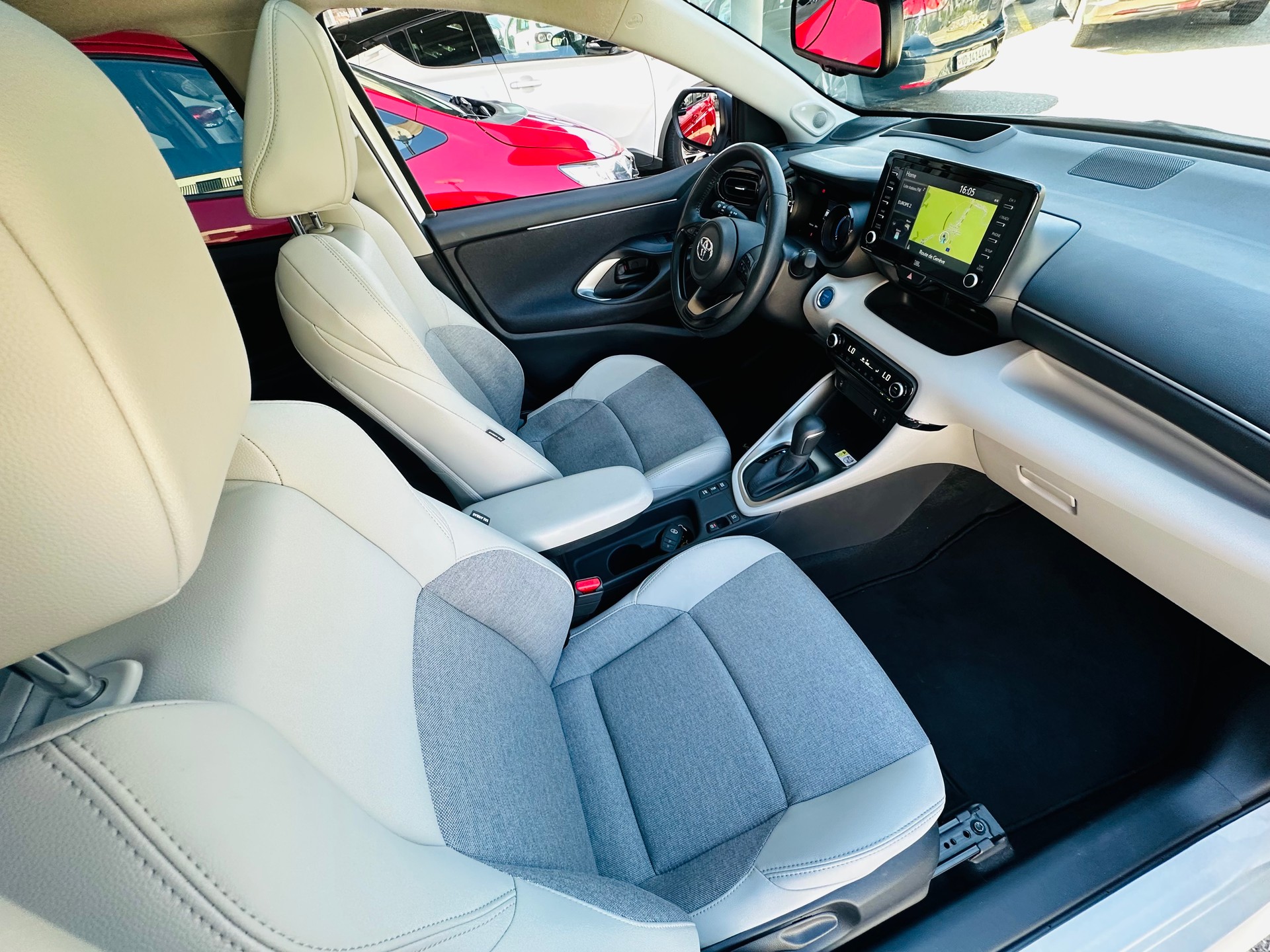 TOYOTA Yaris 1.5 Premium e-CVT-image-12