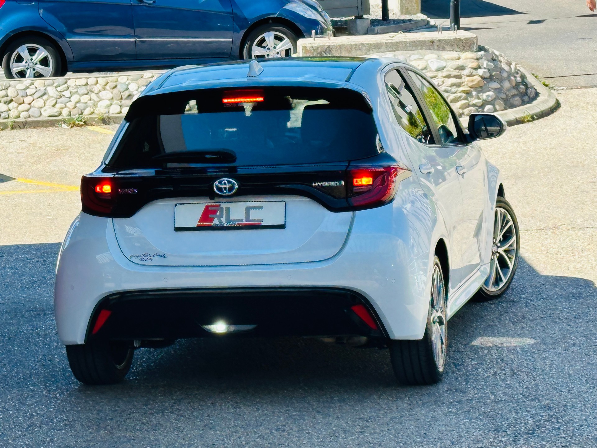 TOYOTA Yaris 1.5 Premium e-CVT-image-9