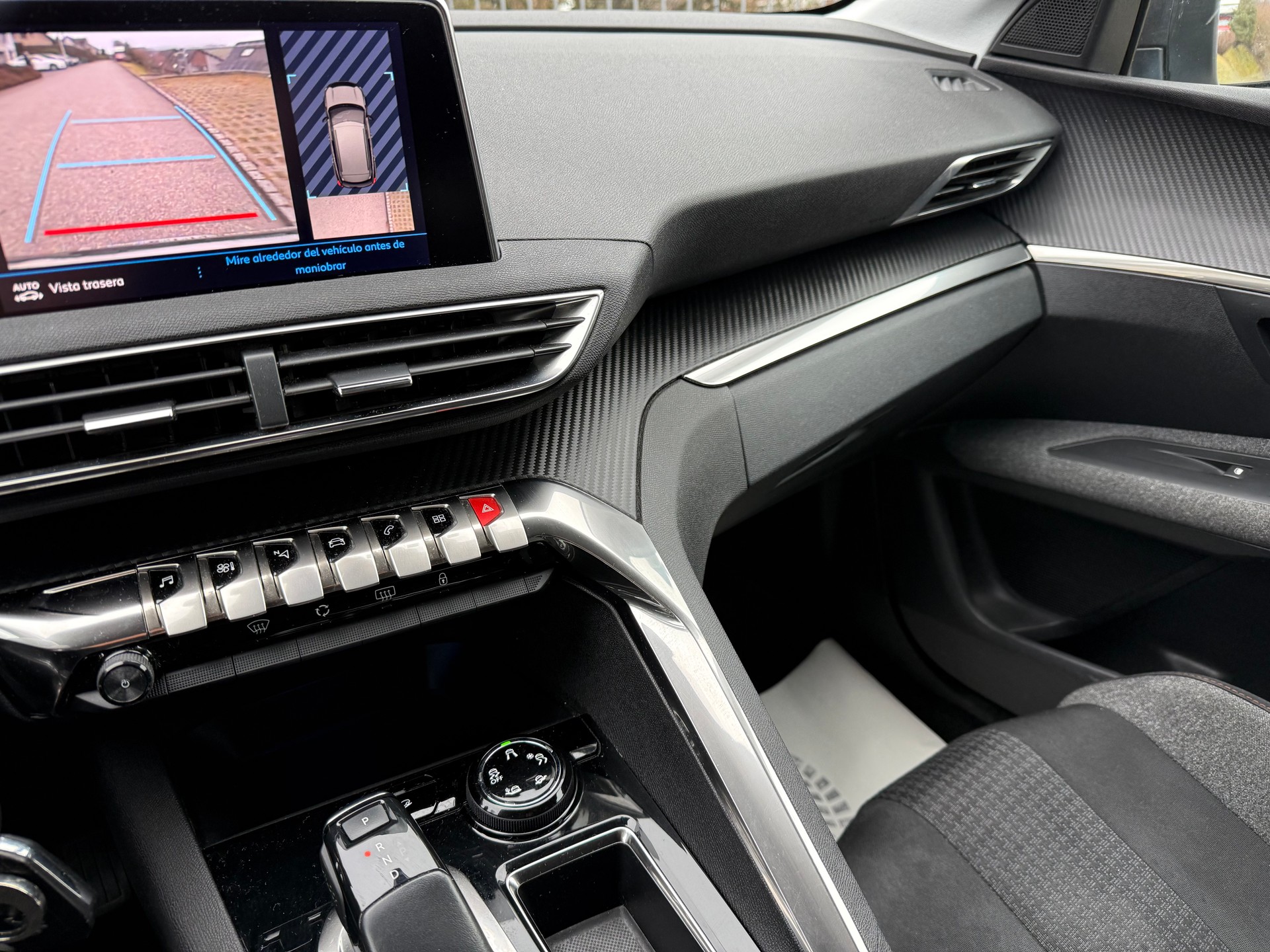 PEUGEOT 3008 1.2 PureTech Allure EAT-image-15