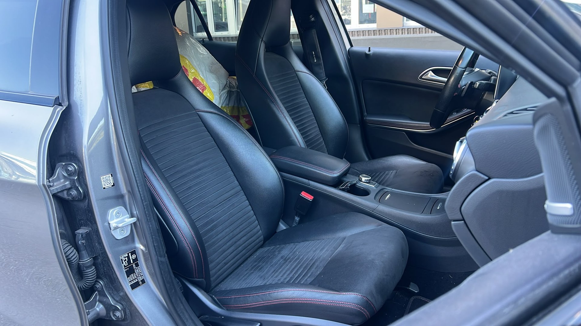 MERCEDES-BENZ GLA 250 AMG Line 7G-DCT-image-12