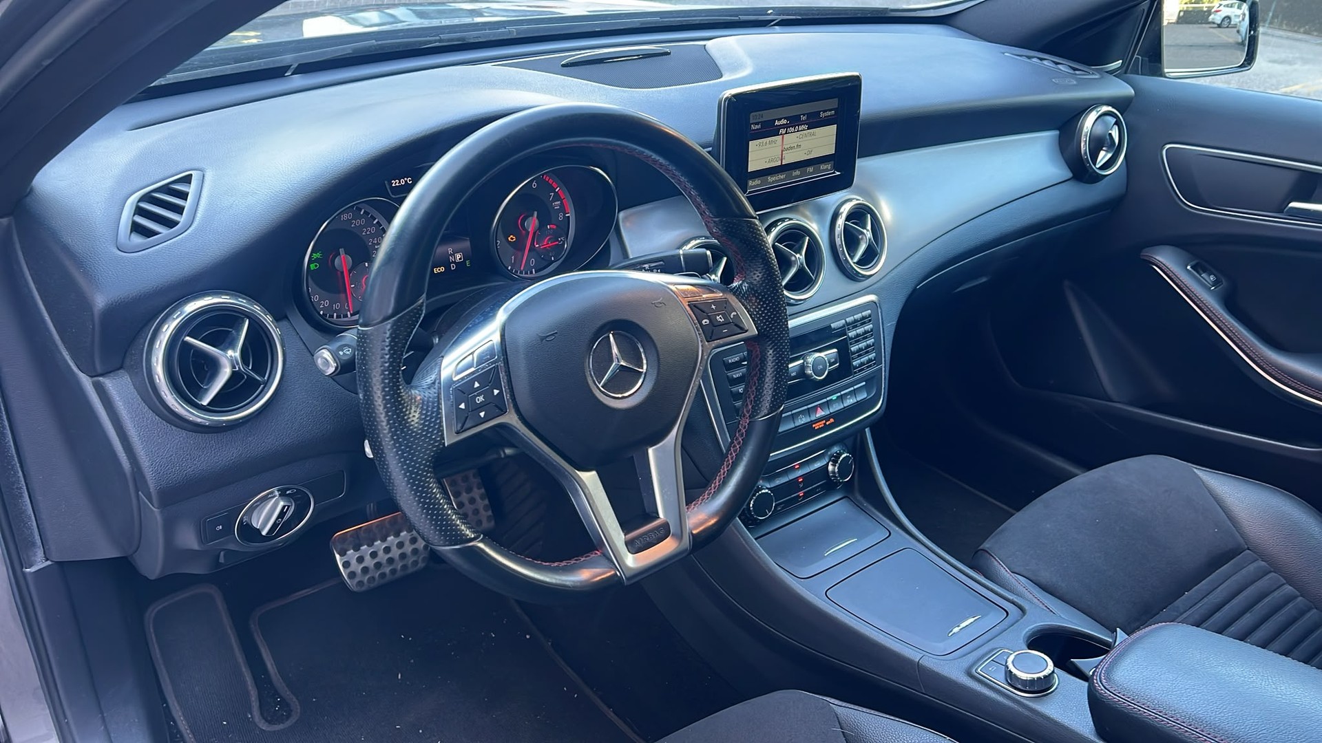 MERCEDES-BENZ GLA 250 AMG Line 7G-DCT-image-8