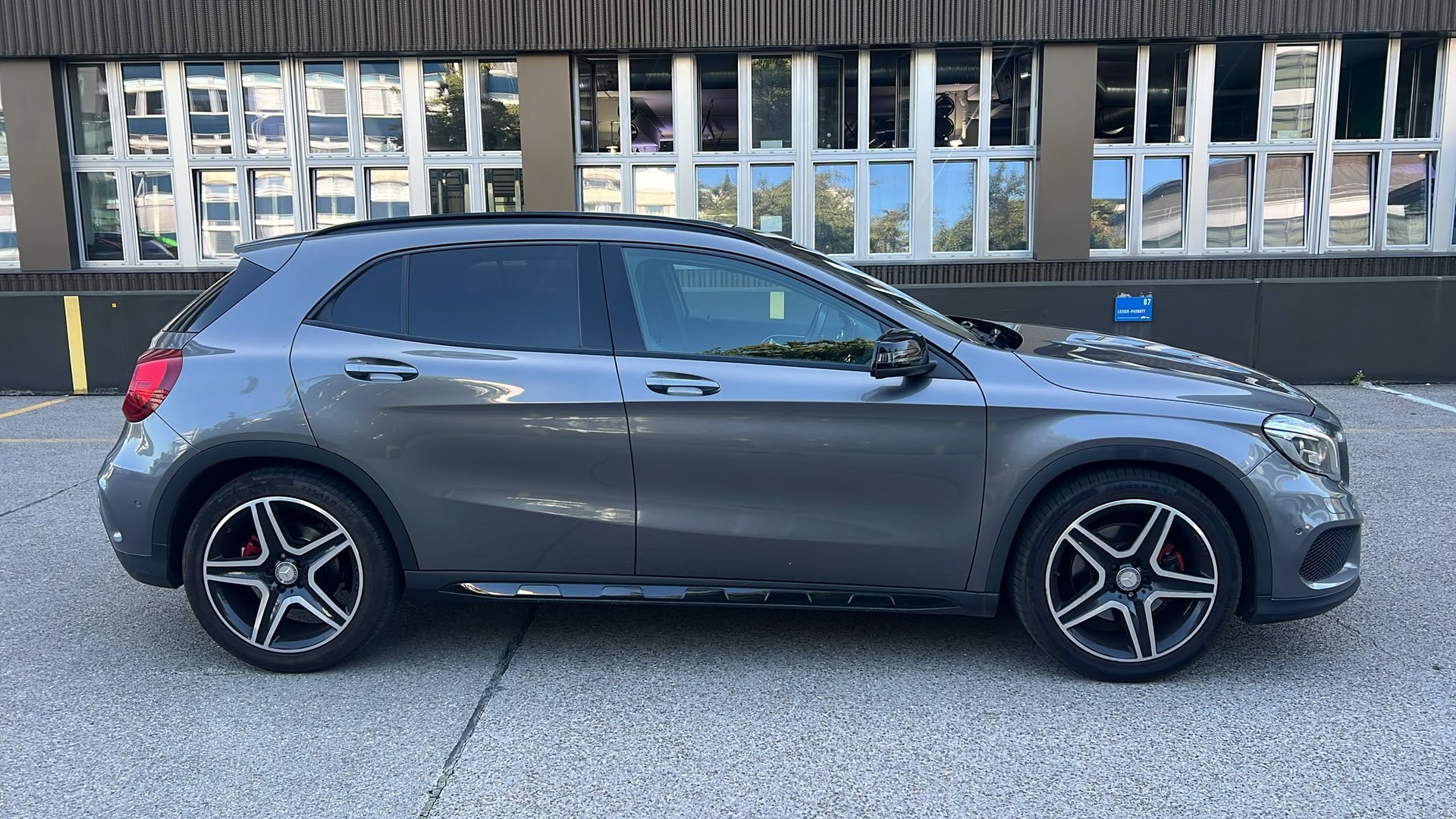 MERCEDES-BENZ GLA 250 AMG Line 7G-DCT-showroom-element-3