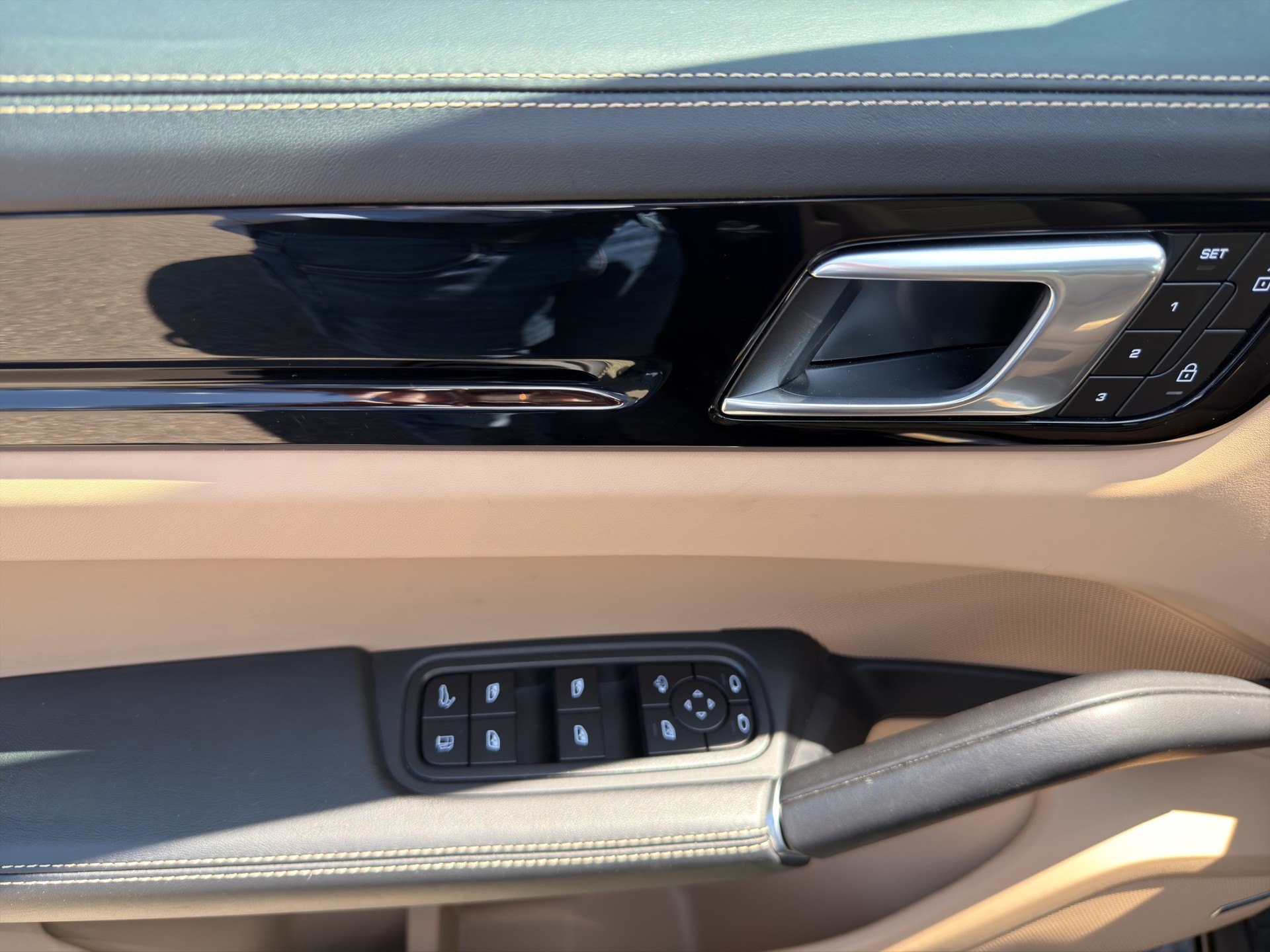 PORSCHE Cayenne Coupé 3.0 V6 E-Hybrid-image-10