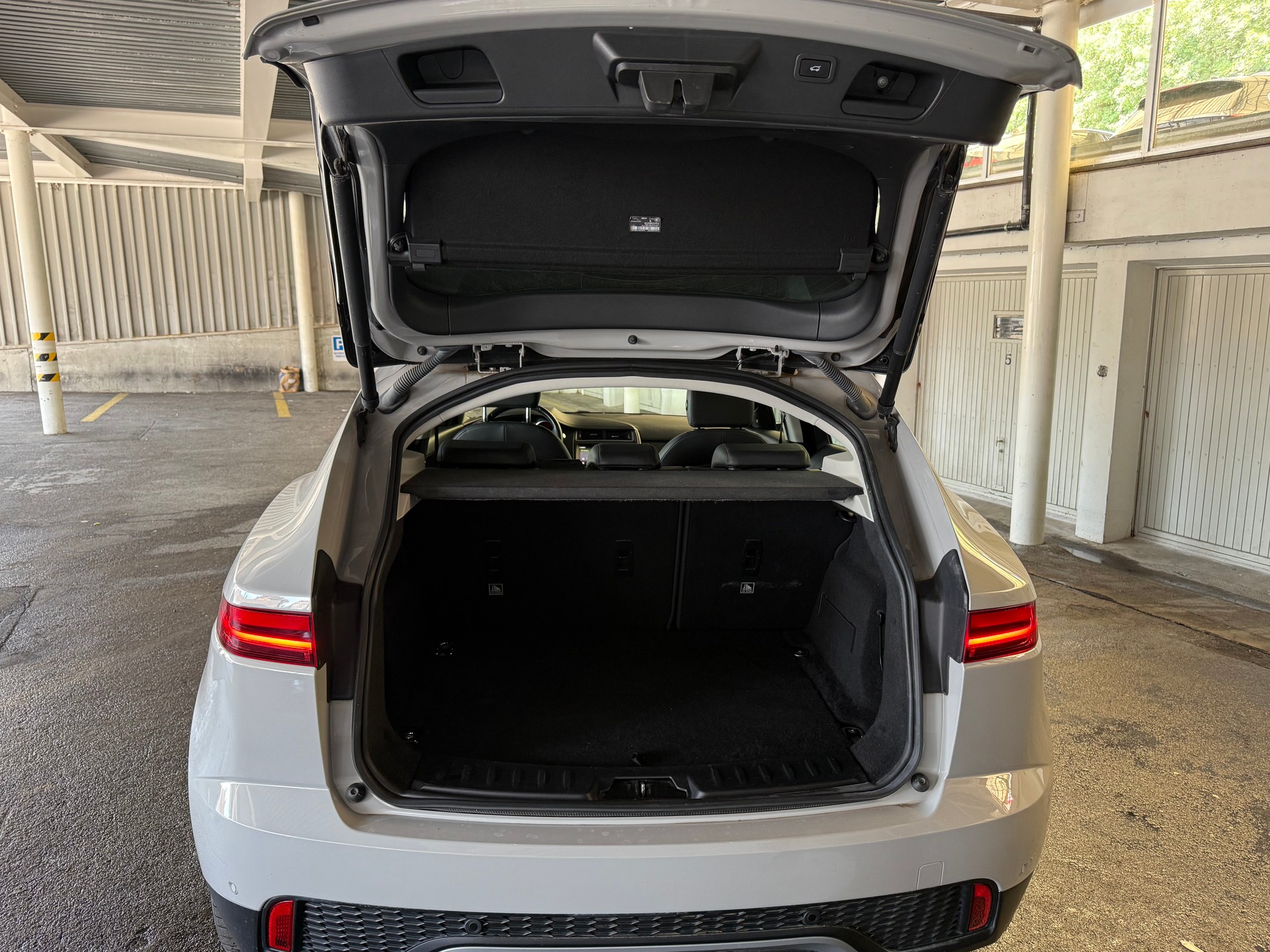 JAGUAR E-Pace 2.0d D150 AWD Automatik-image-11