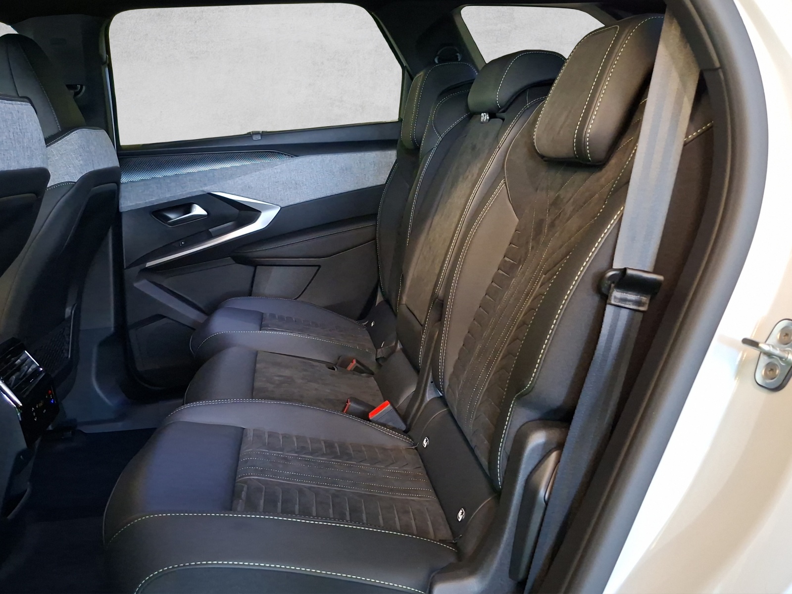 PEUGEOT 5008 long range e-GT Exclusive 96.9kWh-image-13