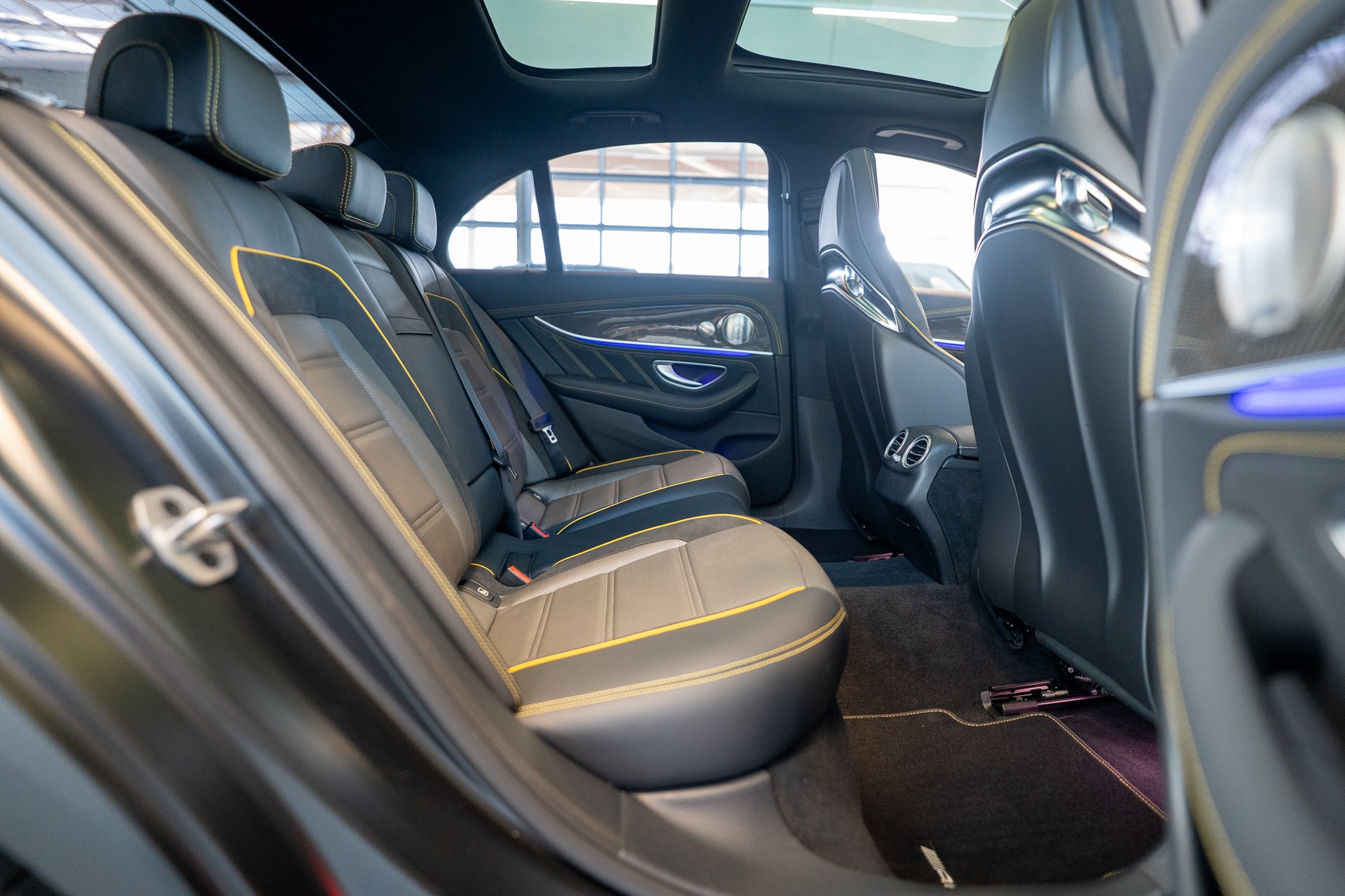 MERCEDES-BENZ E 63 S AMG 4matic+ / Panorama-Schiebedach / Head-Up Display / Burmester Sound-image-15