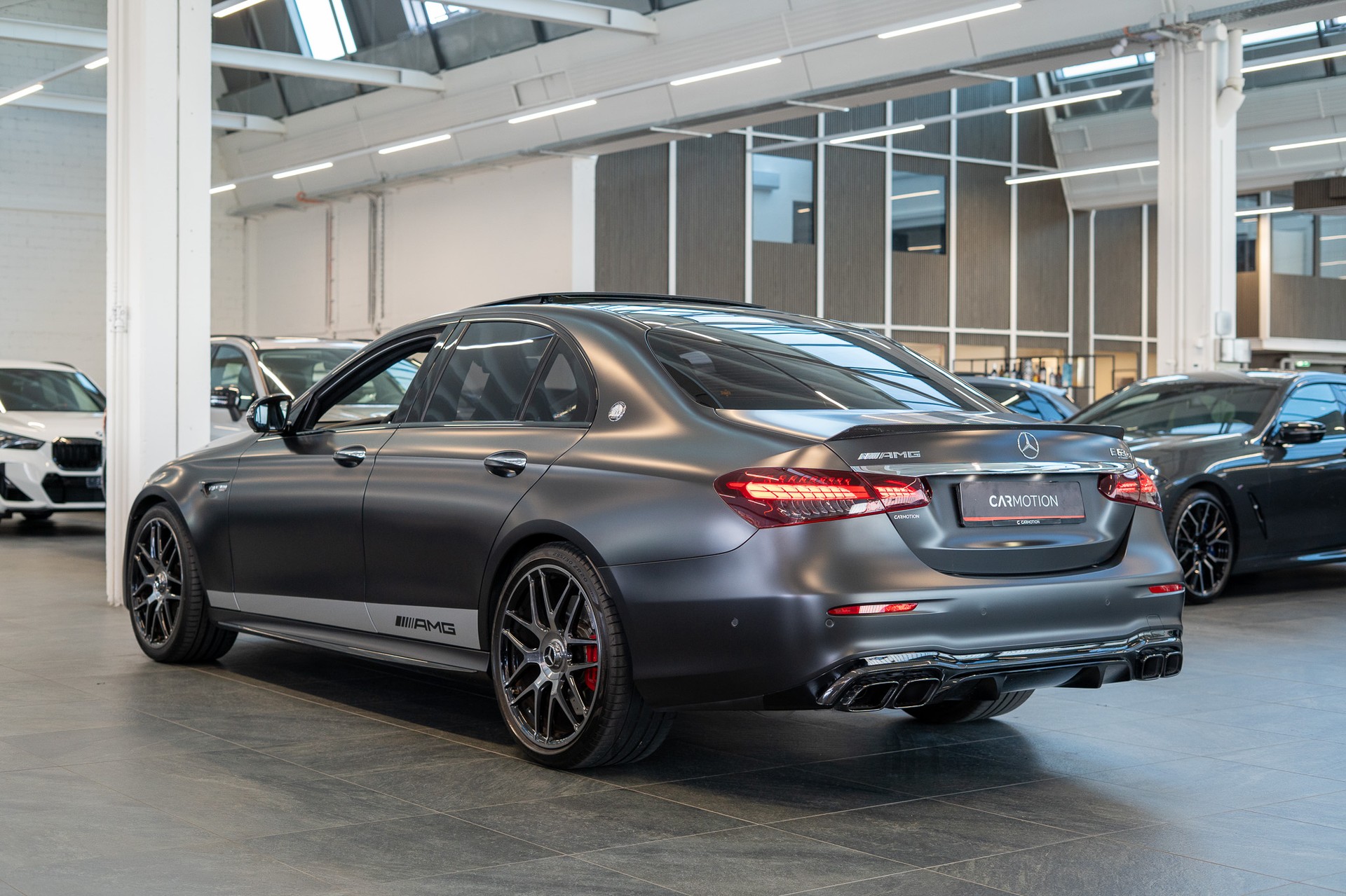 MERCEDES-BENZ E 63 S AMG 4matic+ / Panorama-Schiebedach / Head-Up Display / Burmester Sound-image-3