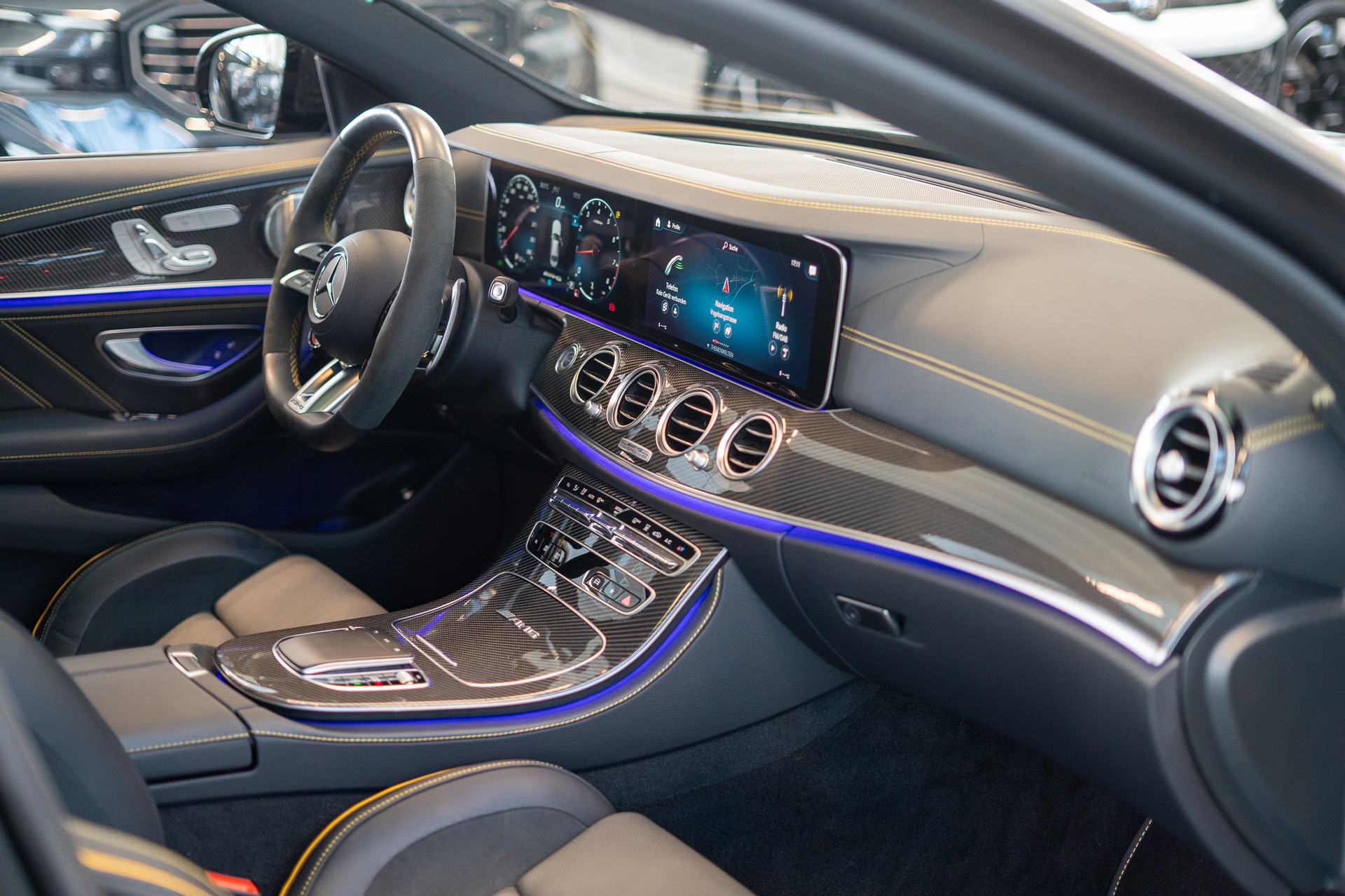 MERCEDES-BENZ E 63 S AMG 4matic+ / Panorama-Schiebedach / Head-Up Display / Burmester Sound-image-17