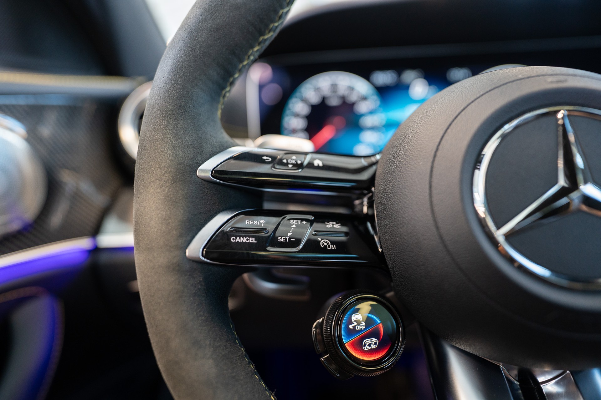 MERCEDES-BENZ E 63 S AMG 4matic+ / Panorama-Schiebedach / Head-Up Display / Burmester Sound-image-25