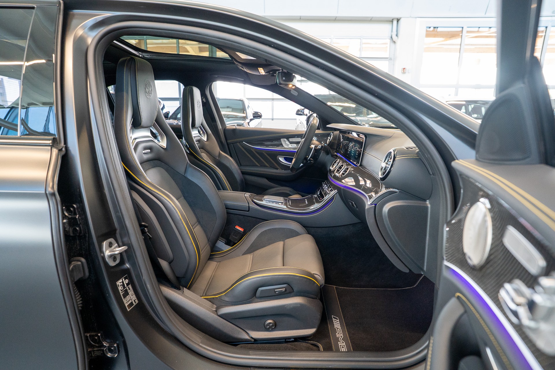 MERCEDES-BENZ E 63 S AMG 4matic+ / Panorama-Schiebedach / Head-Up Display / Burmester Sound-image-16