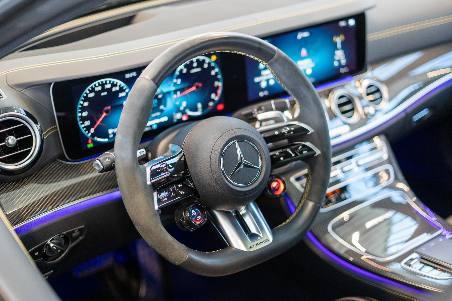 MERCEDES-BENZ E 63 S AMG 4matic+ / Panorama-Schiebedach / Head-Up Display / Burmester Sound-image-10
