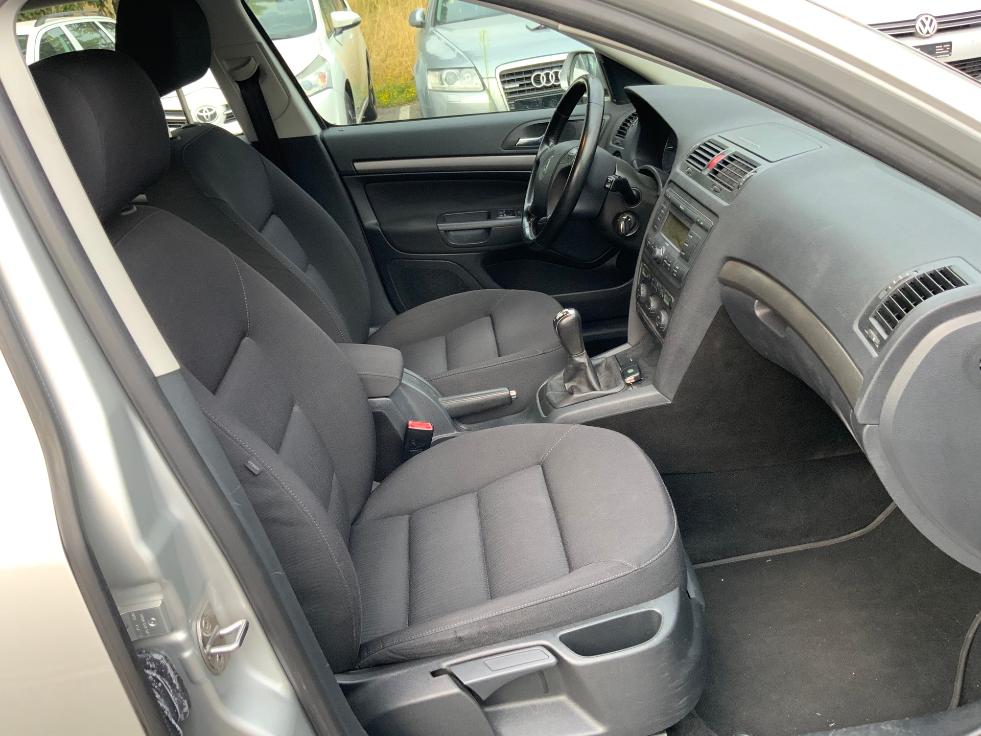 SKODA Octavia 1.6 FSI Elegance-image-9