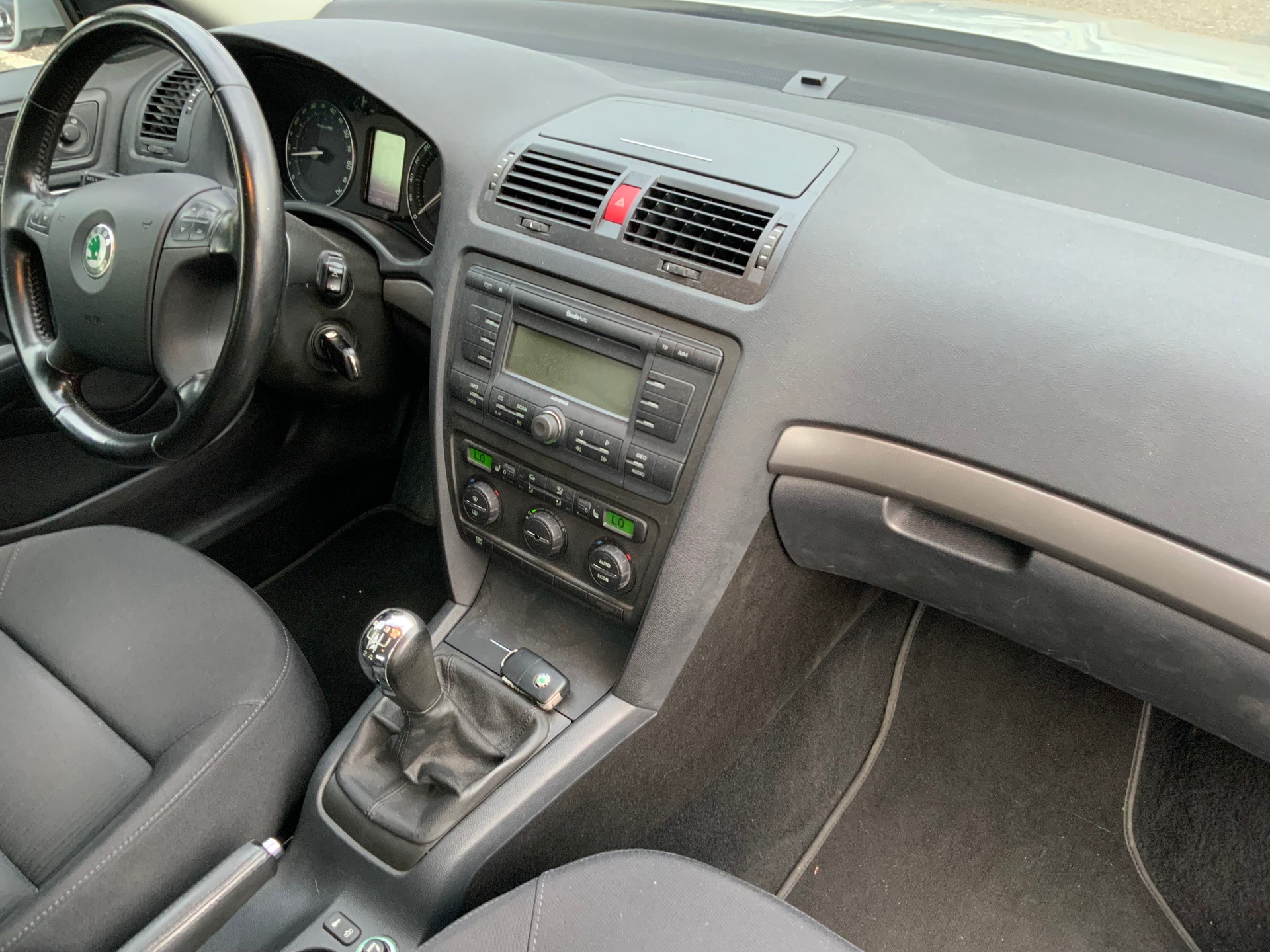 SKODA Octavia 1.6 FSI Elegance-image-8