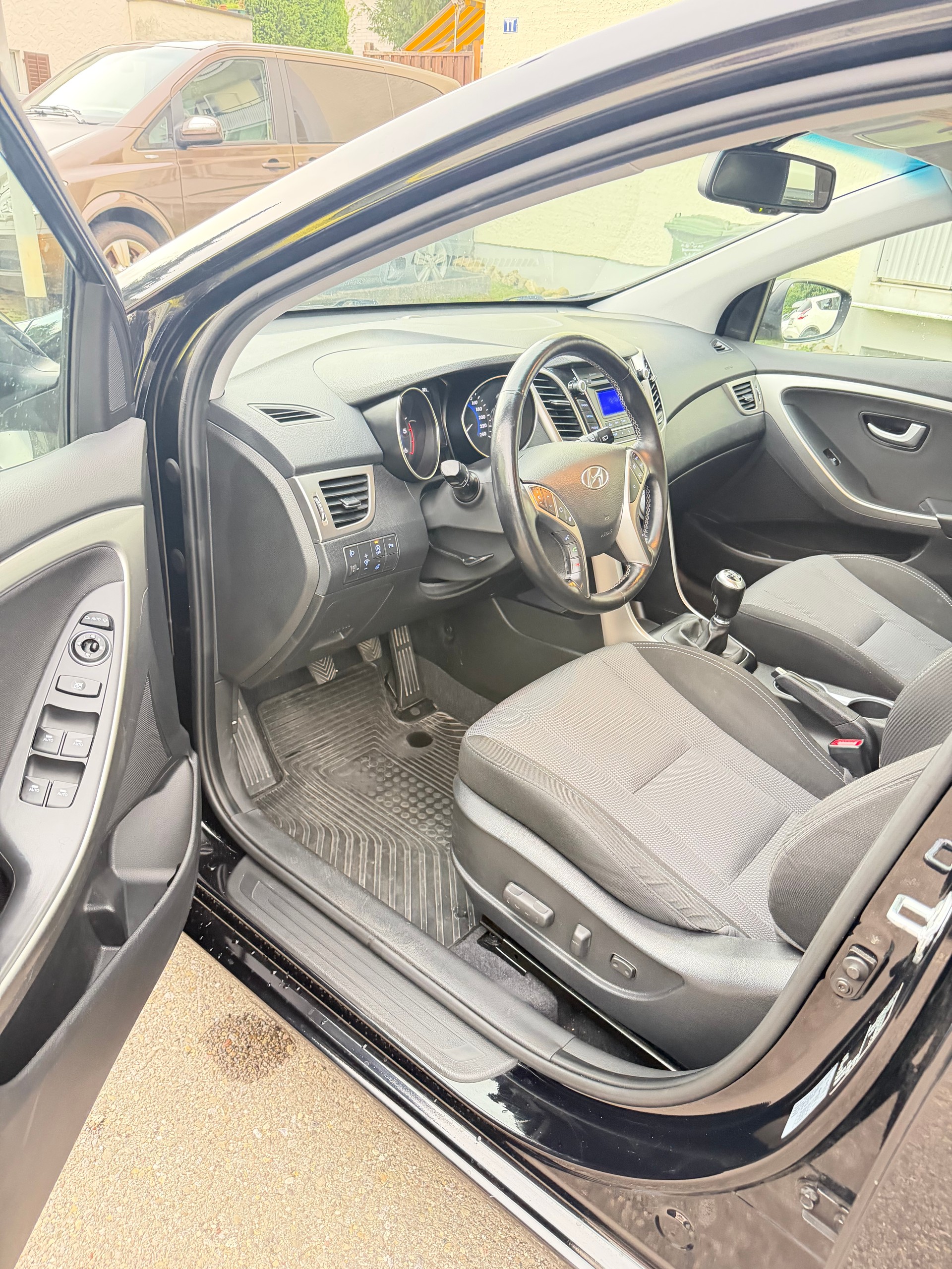 HYUNDAI i30 1.6 CRDi Premium/ FRISCH AB MFK & SERVICE-image-11