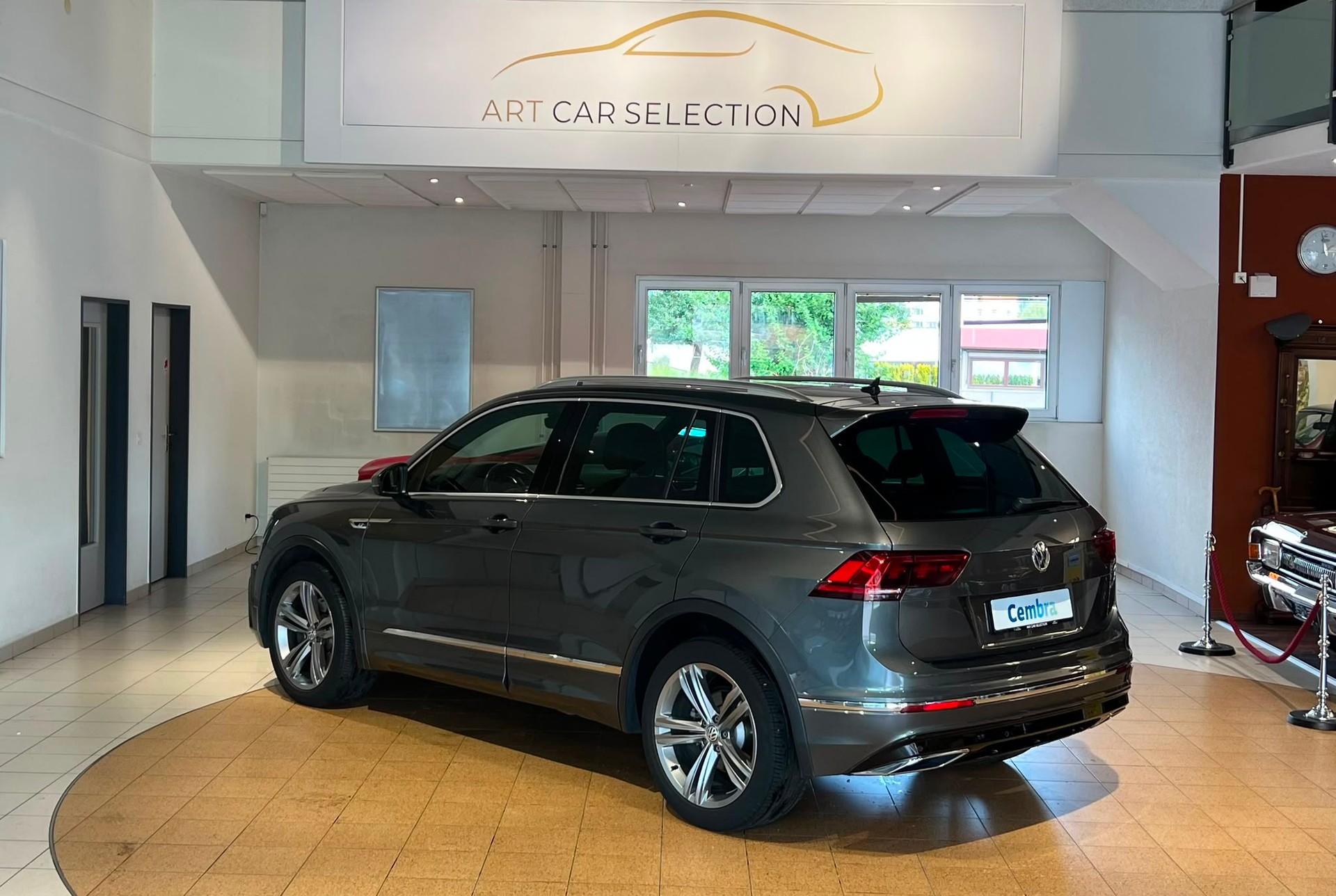 VW Tiguan R-Line 2.0TSI Highline 4Motion DSG-image-2