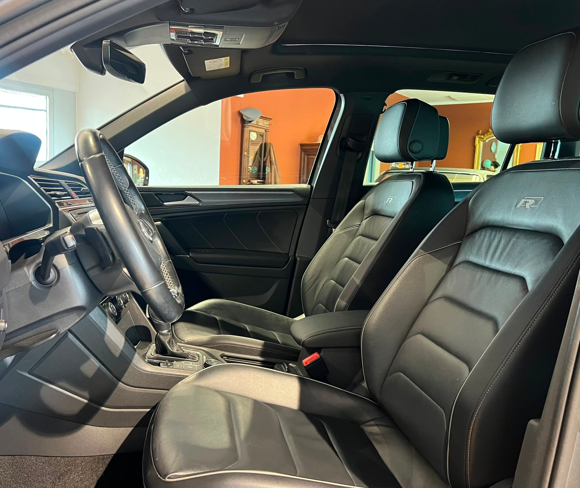 VW Tiguan R-Line 2.0TSI Highline 4Motion DSG-image-6