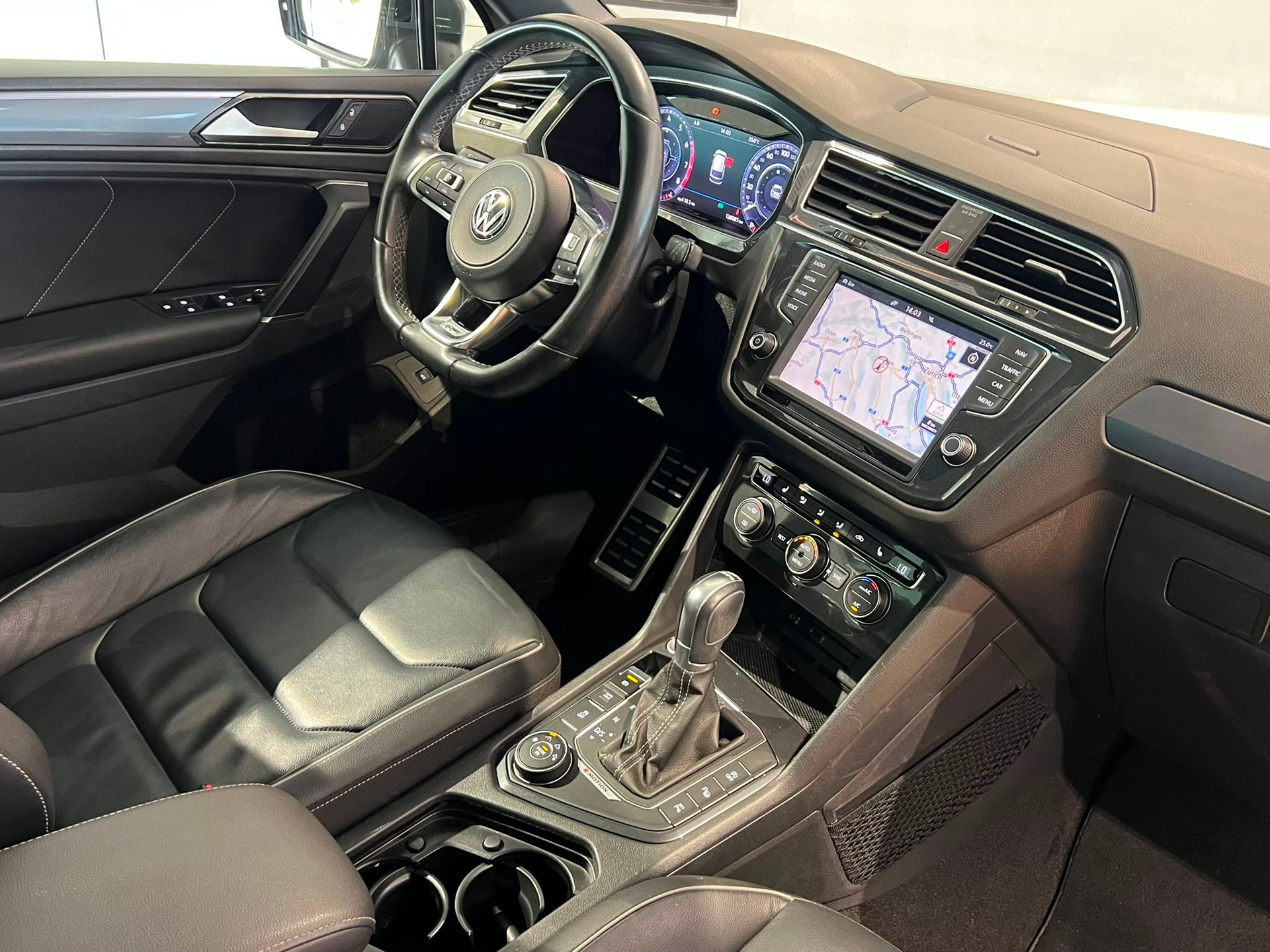 VW Tiguan R-Line 2.0TSI Highline 4Motion DSG-image-9