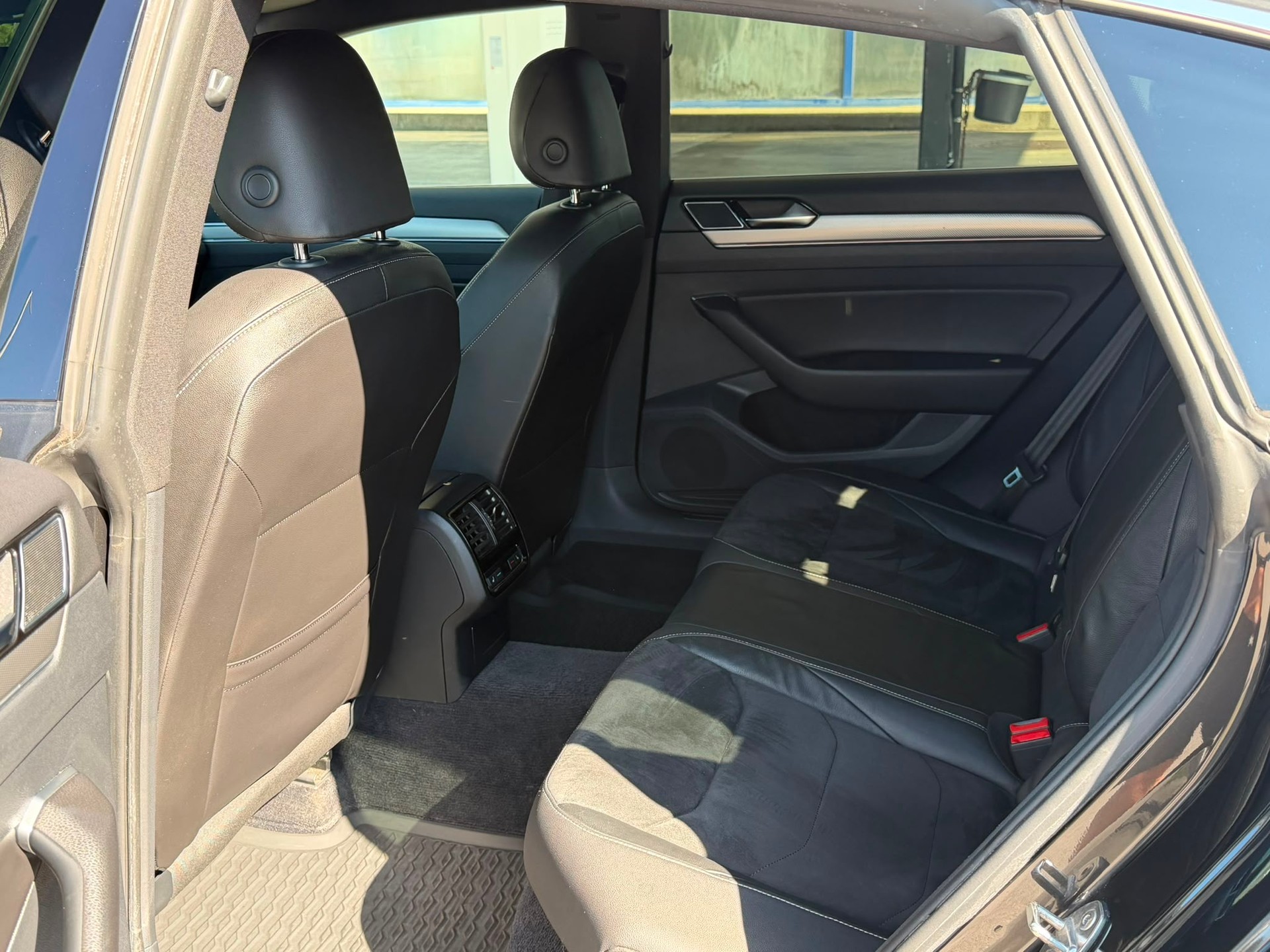 VW Arteon 2.0 TSI BMT R-Line 4Motion DSG *Standheizung**Glasschiebedach**Assistenzpaket**Surroundkamera**DynaudioSoundsystem*-image-9