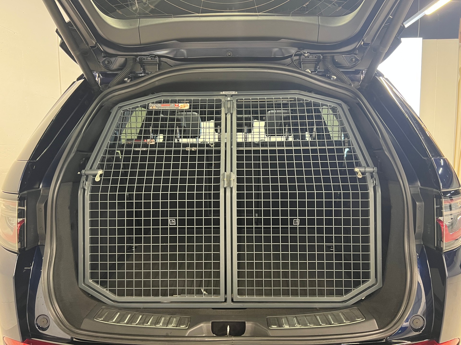 LAND ROVER Discovery Sport 1.5 T 300e R-Dynamic HSE-image-11