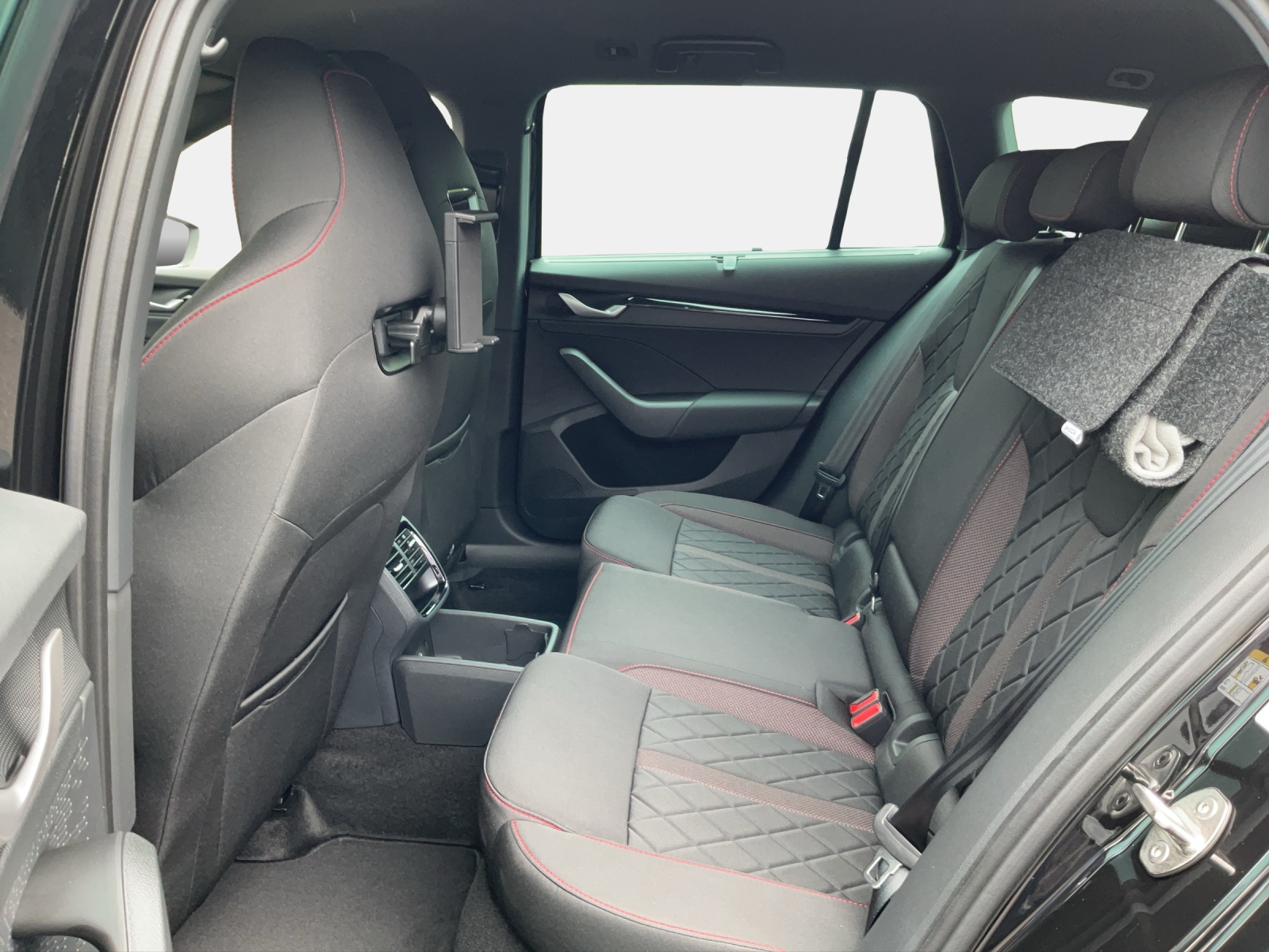 SKODA Octavia Combi 2.0 TSI DSG RS-image-13