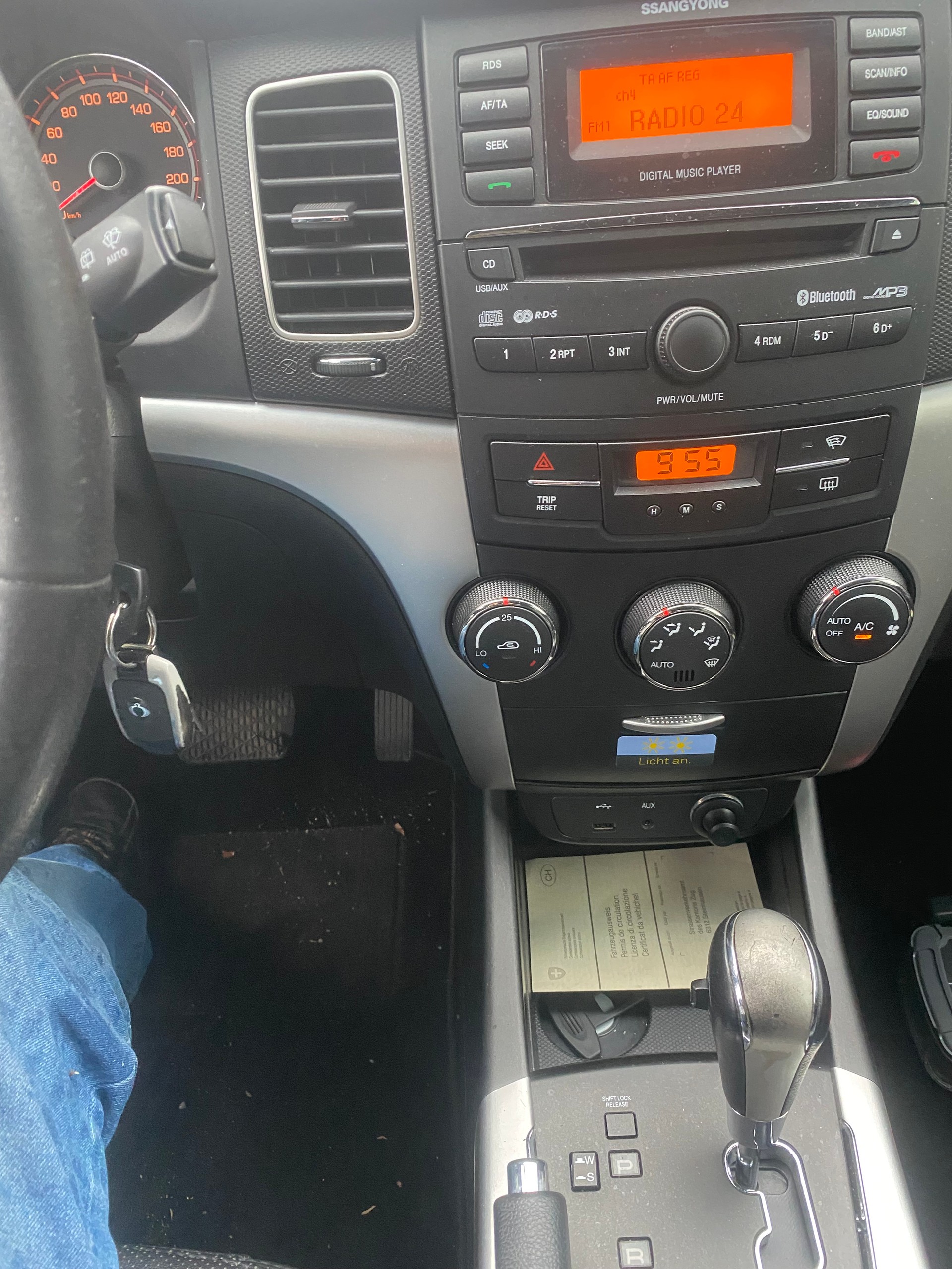 KGM-SsangYong Korando 2.0 e-XDI White Edition 4WD Automatic-image-2