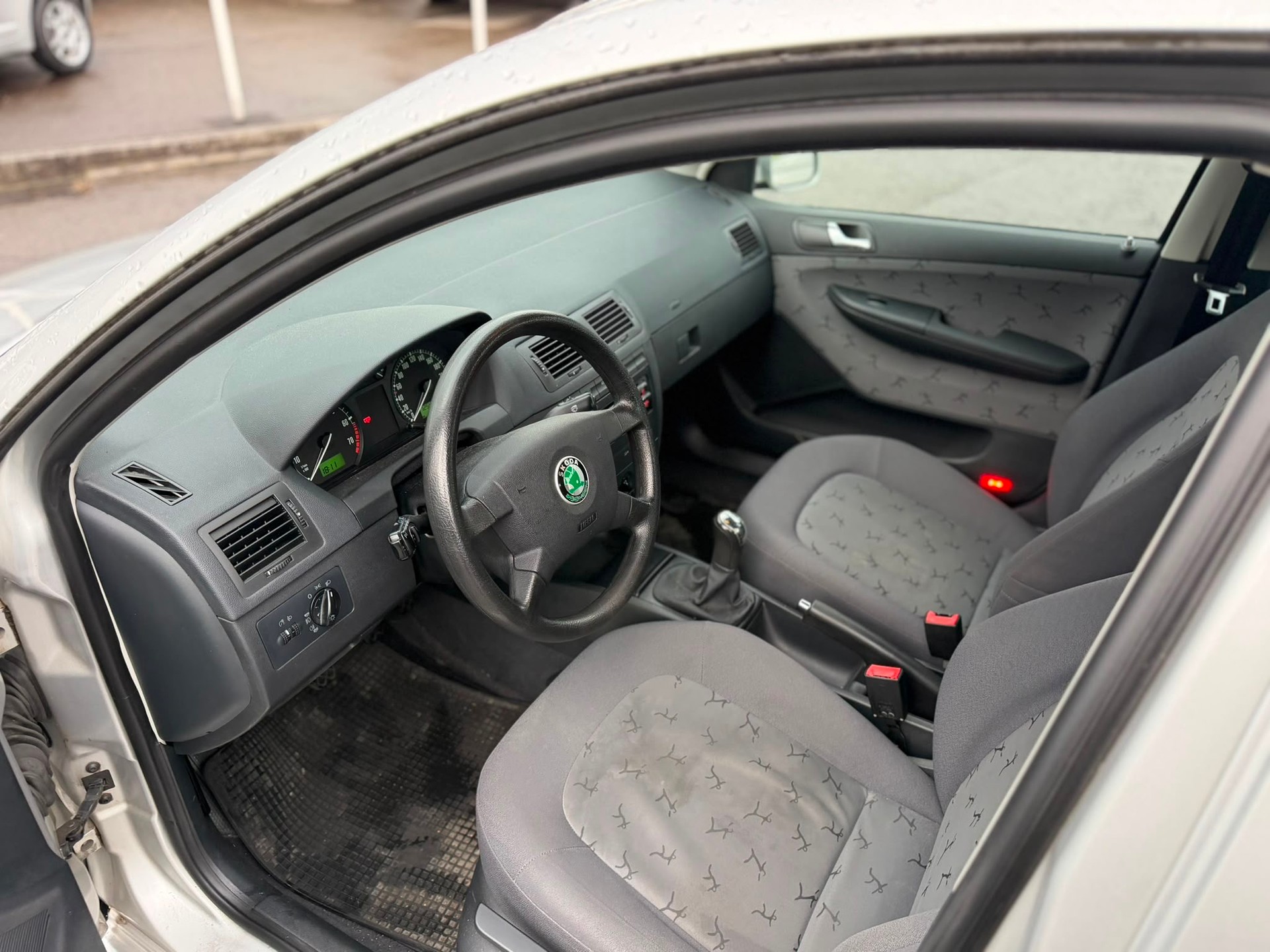 SKODA Fabia 1.4 16V Elegance-image-6
