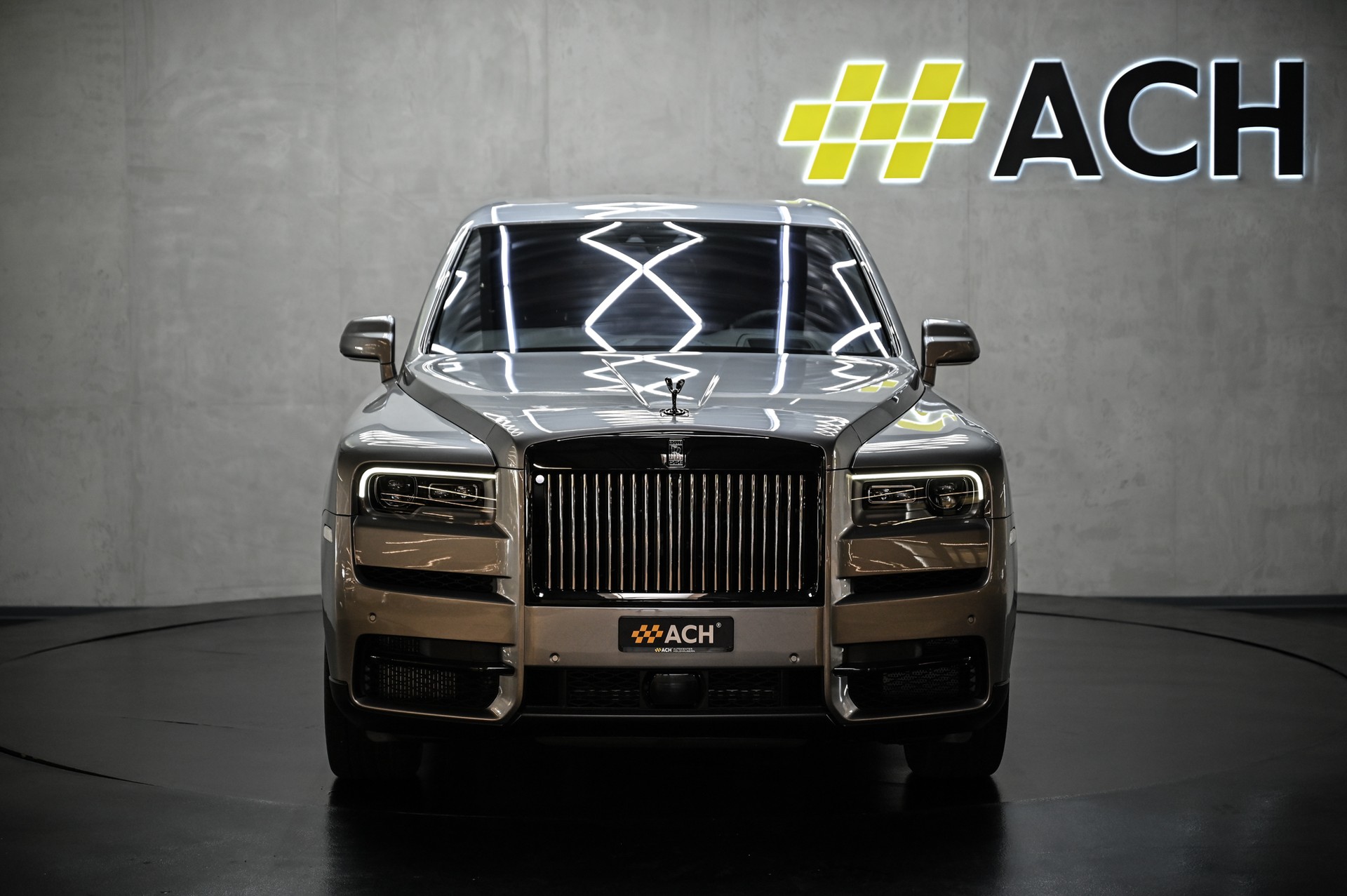 ROLLS-ROYCE Cullinan 6.7 V12 Black Badge-showroom-element-1