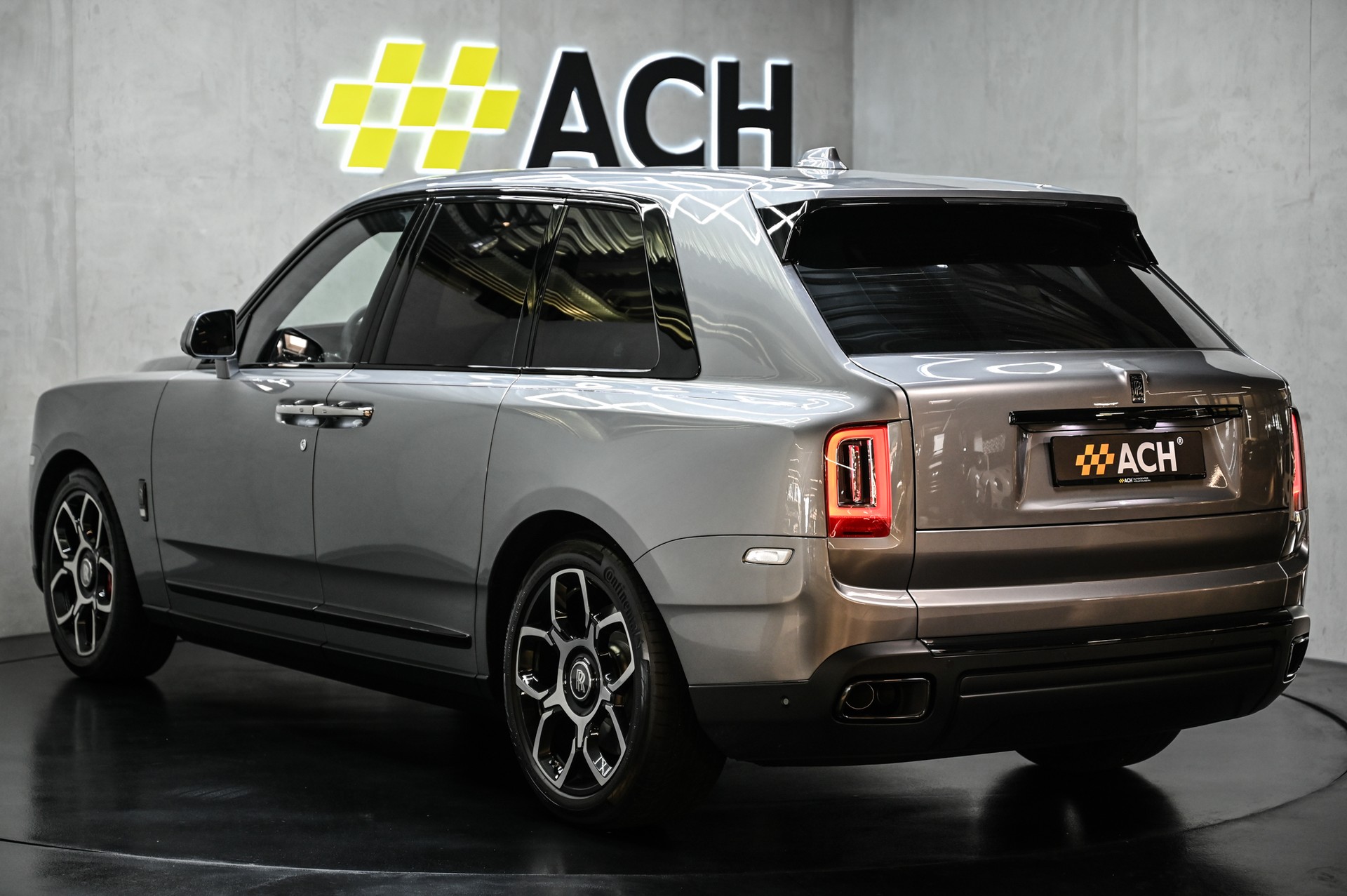 ROLLS-ROYCE Cullinan 6.7 V12 Black Badge-showroom-element-3