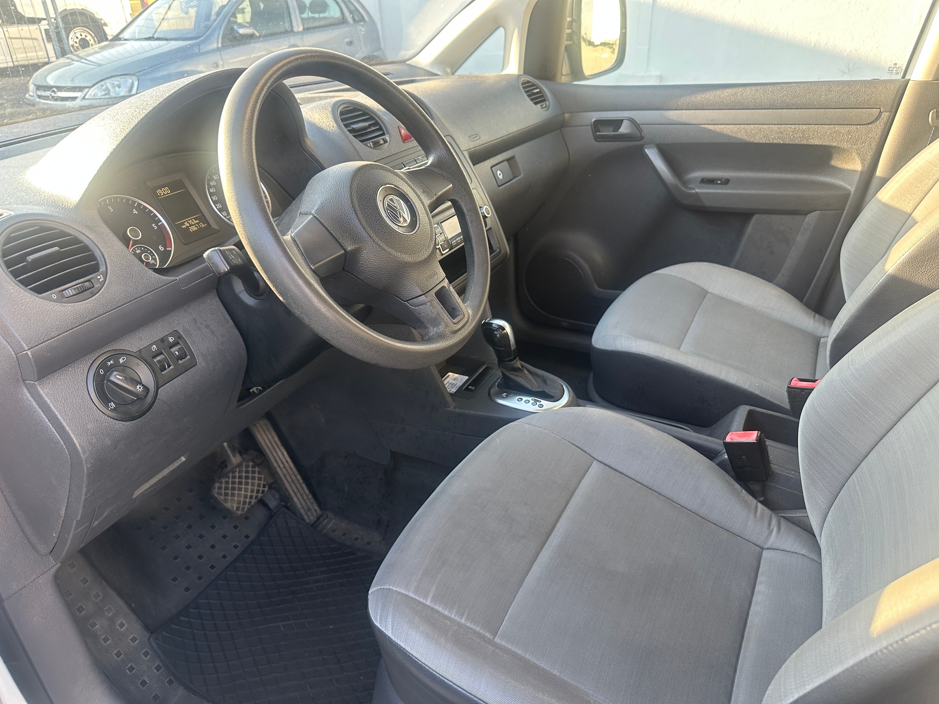 VW Caddy Maxi 2.0 TDI DSG-image-8