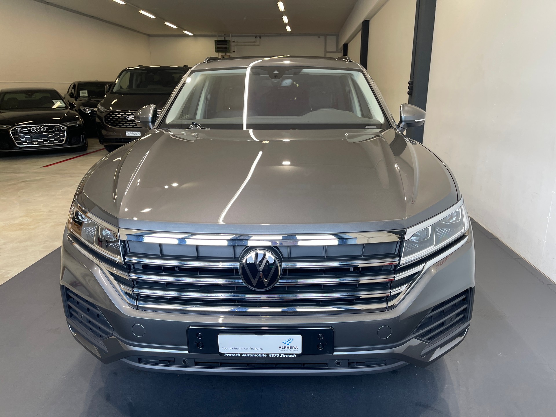 VW Touareg 3.0 TDI Elegance Tiptronic-image-2