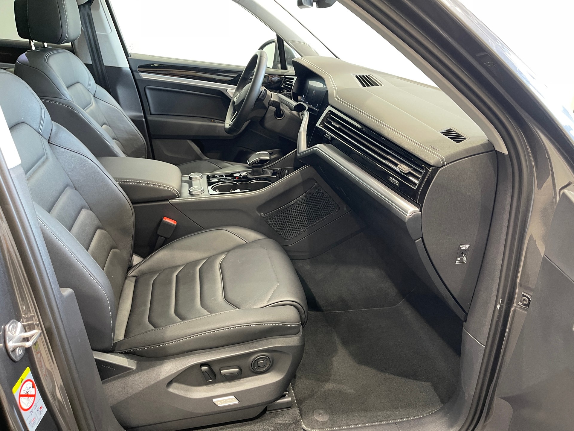 VW Touareg 3.0 TDI Elegance Tiptronic-image-16