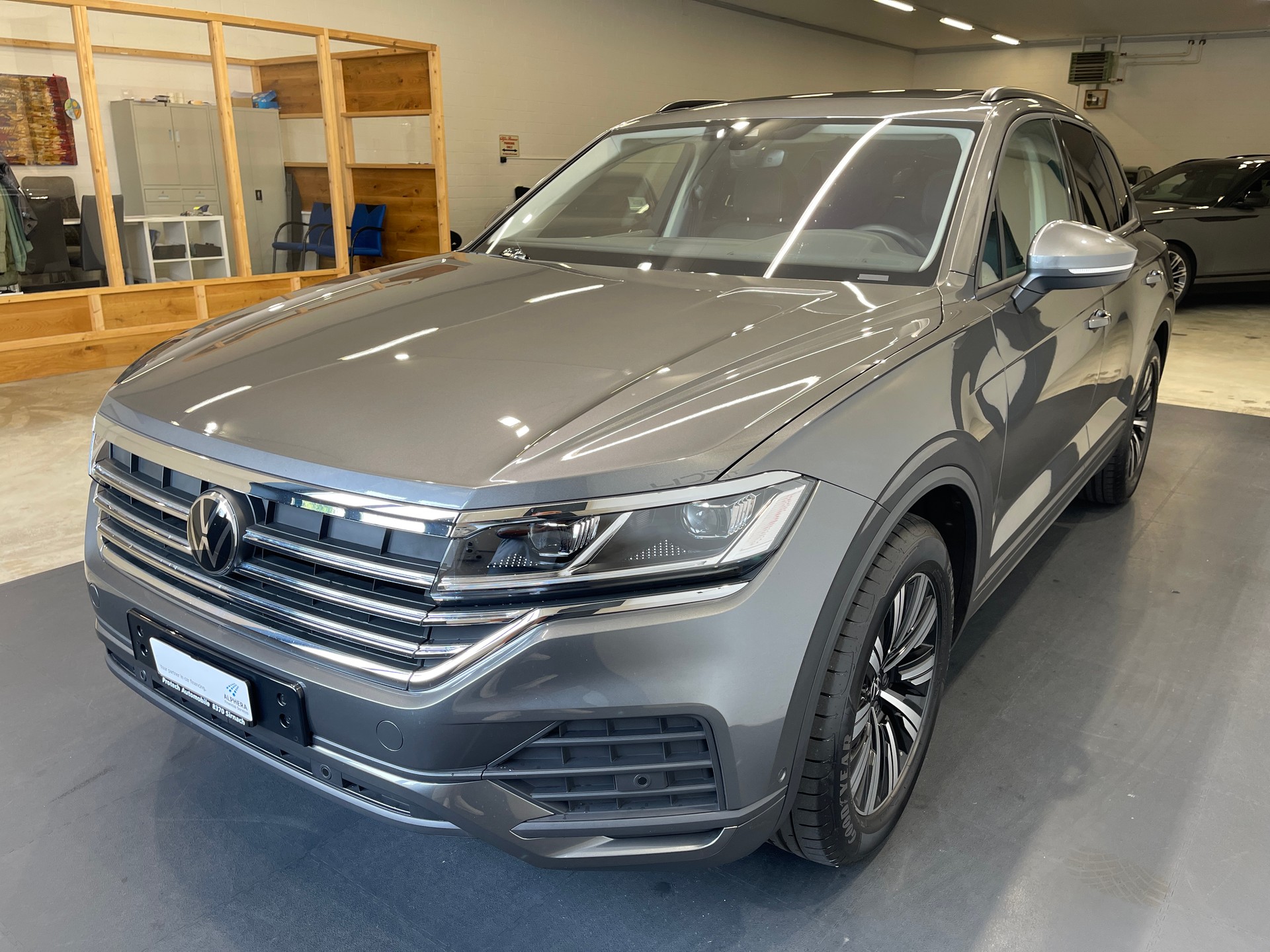 VW Touareg 3.0 TDI Elegance Tiptronic-image-3