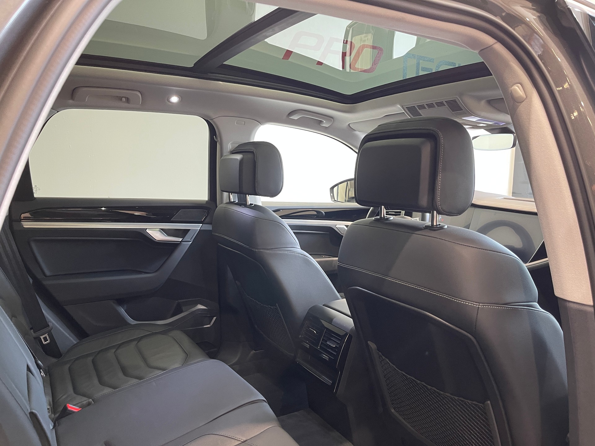 VW Touareg 3.0 TDI Elegance Tiptronic-image-15