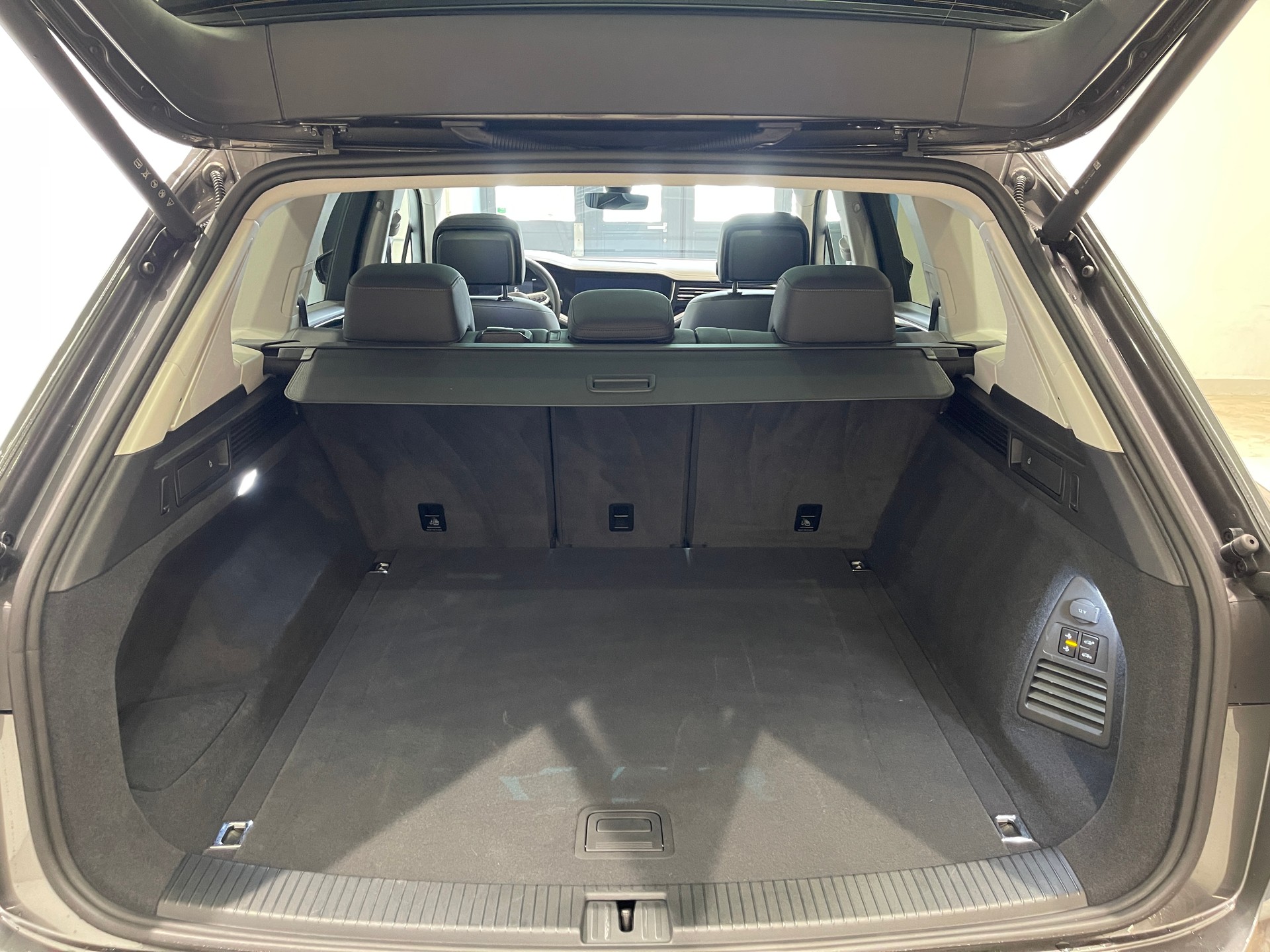 VW Touareg 3.0 TDI Elegance Tiptronic-image-19