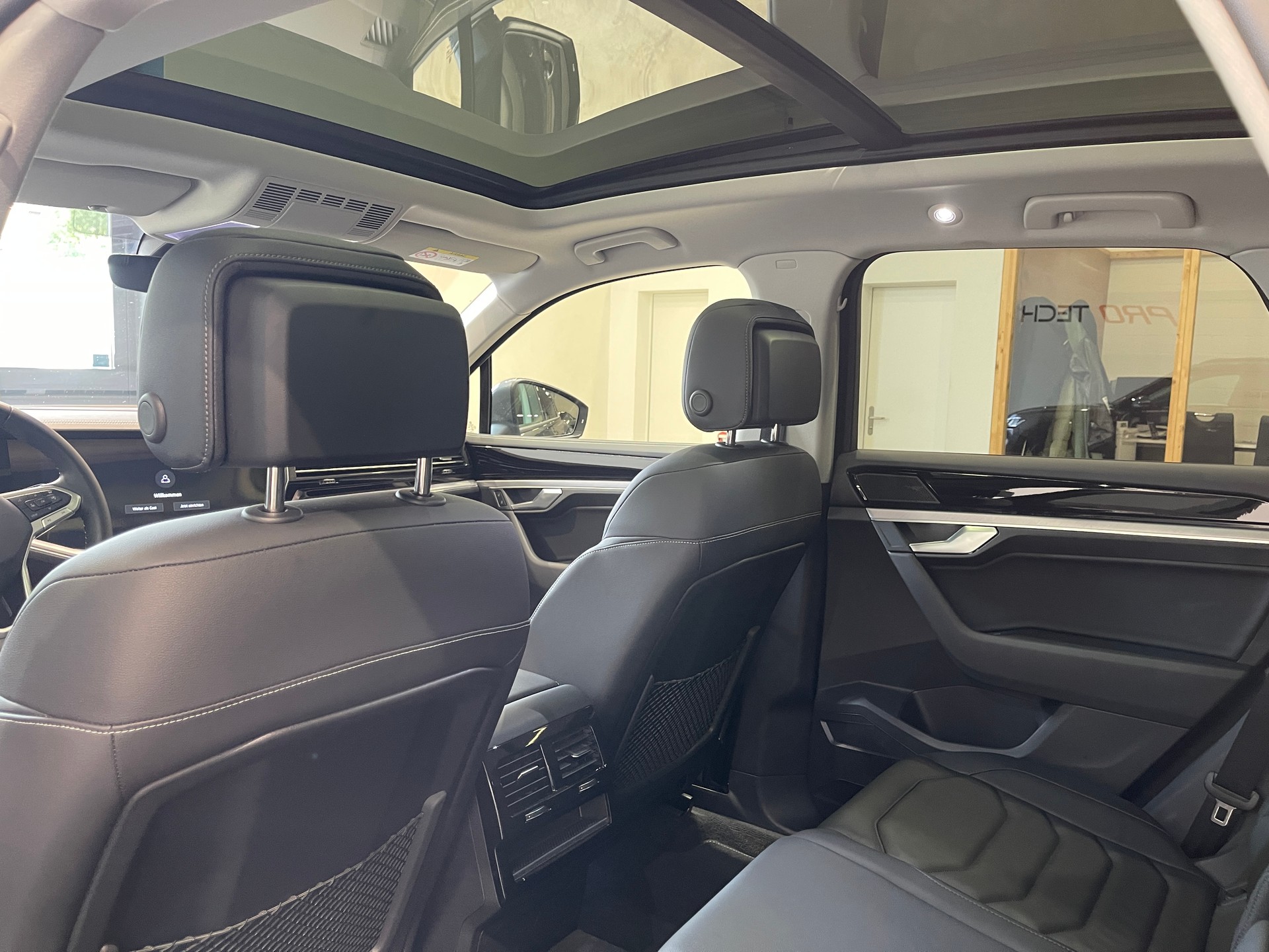 VW Touareg 3.0 TDI Elegance Tiptronic-image-13