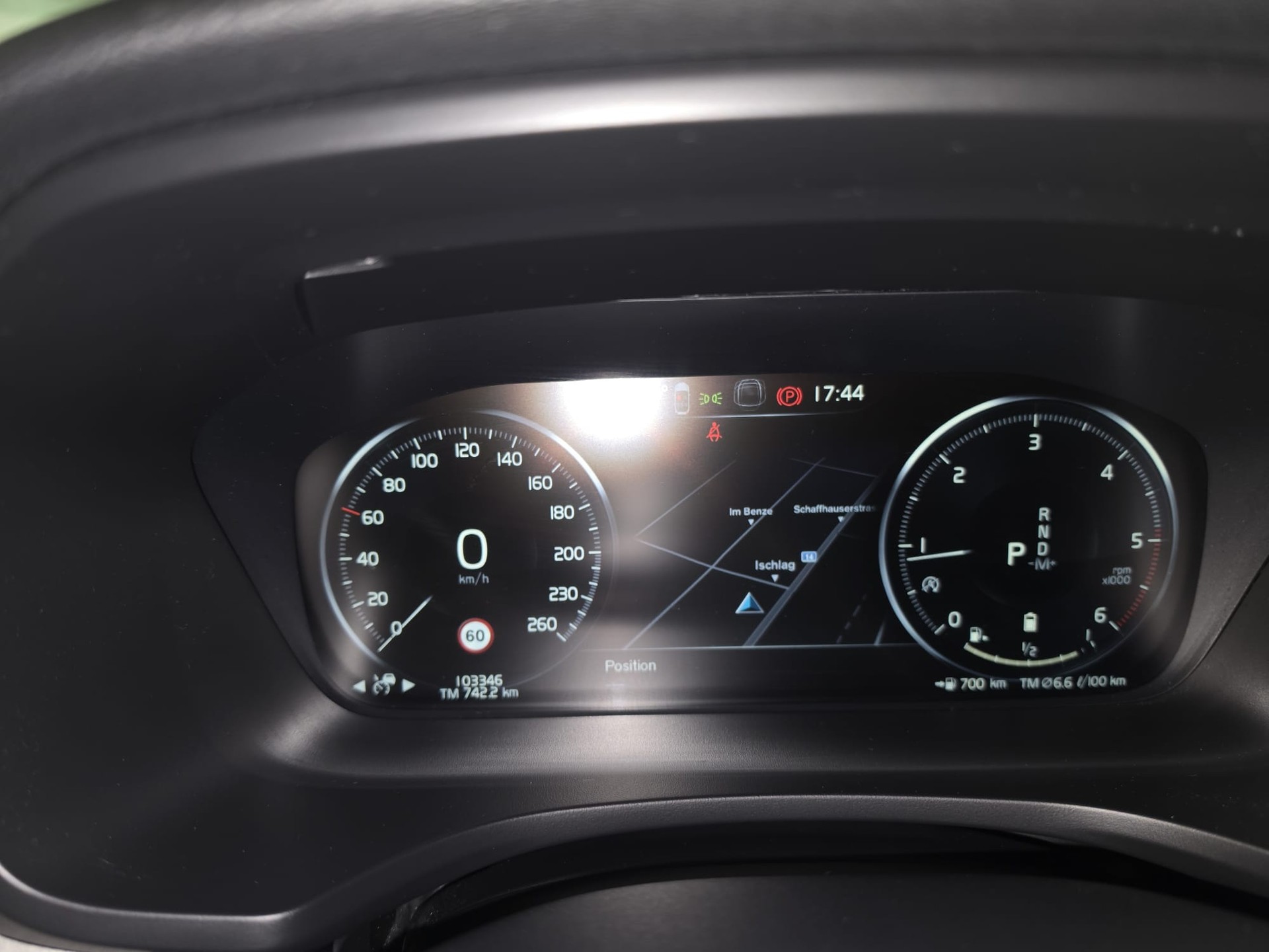VOLVO V60-image-5