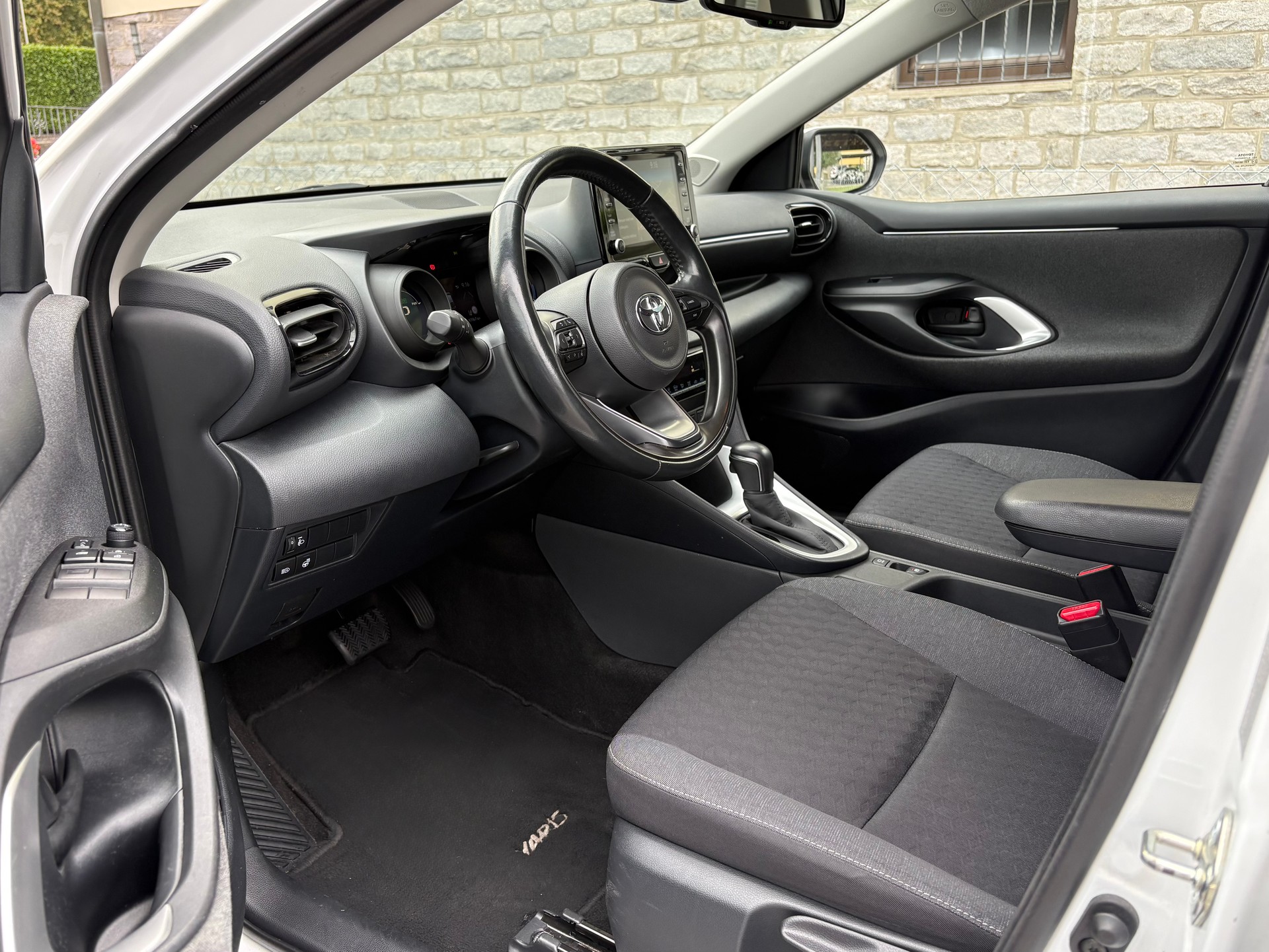 TOYOTA Yaris 1.5 Trend e-CVT-image-8