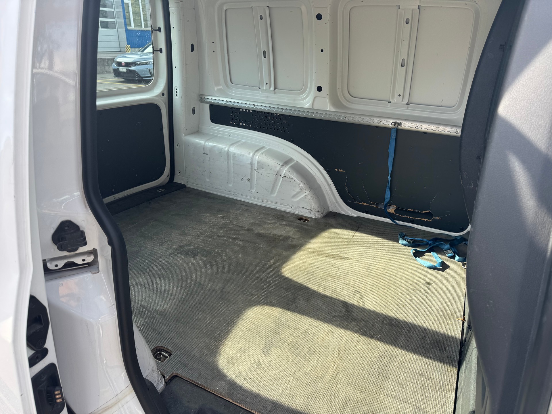 VW Caddy 1.0 TSI Entry BlueMotion Technology-image-12