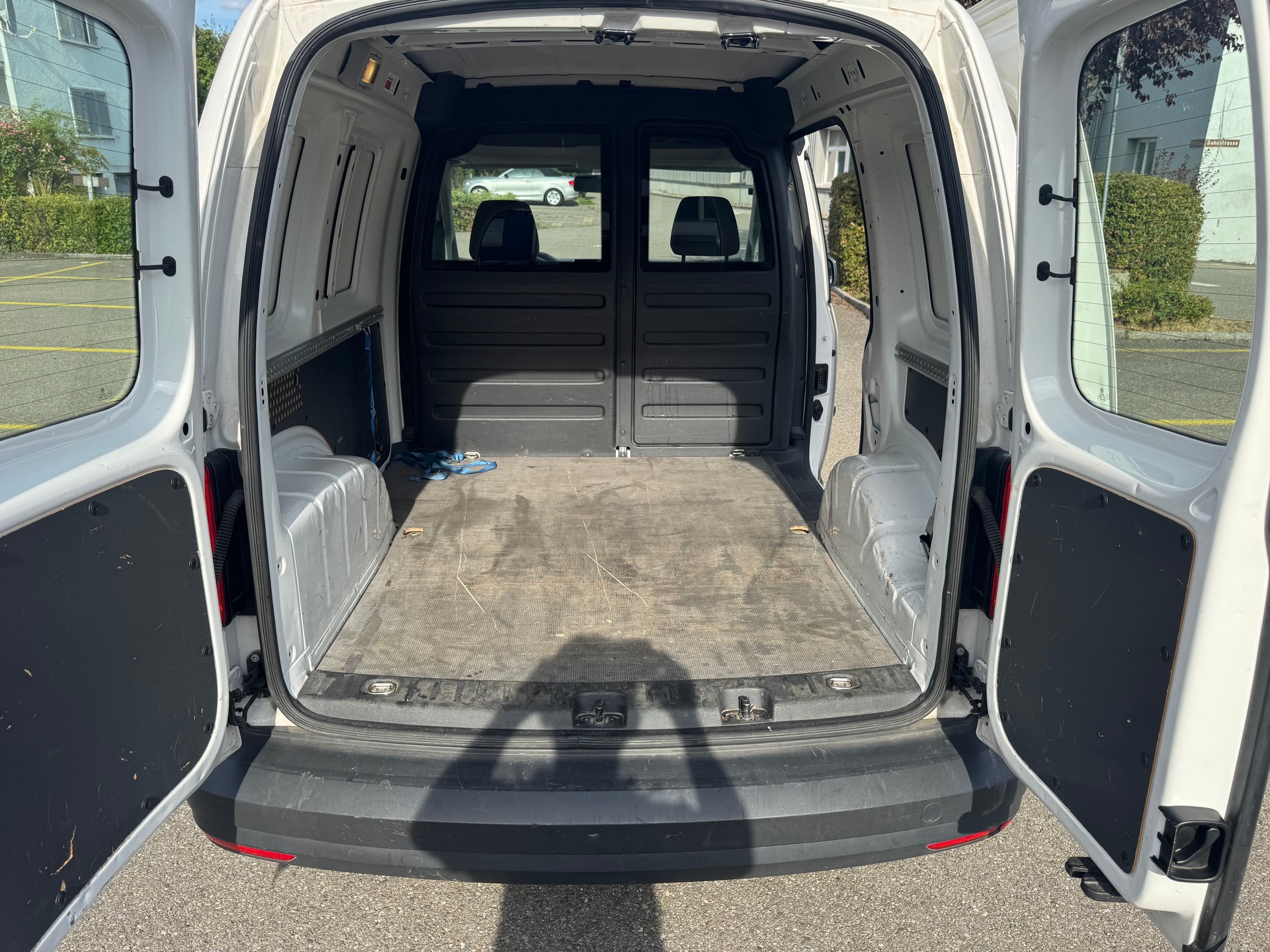 VW Caddy 1.0 TSI Entry BlueMotion Technology-image-11