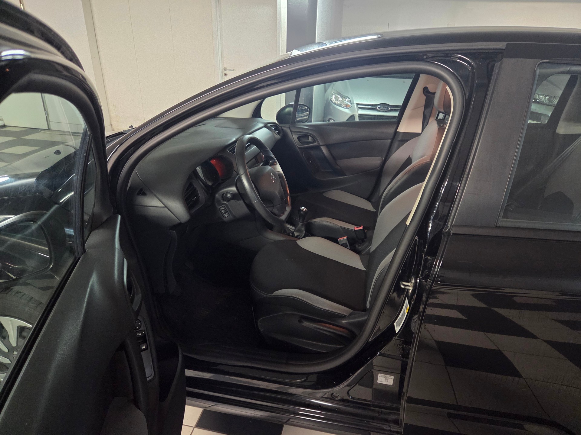 CITROEN C3 1.0i Attraction-image-8