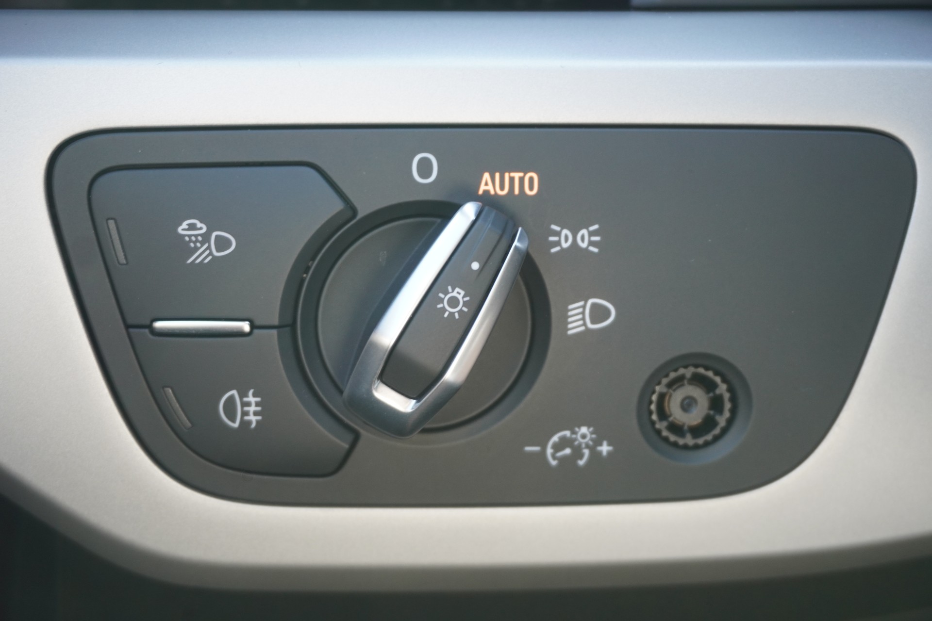 AUDI A4 Avant 40 TDI quattro S-tronic-image-28