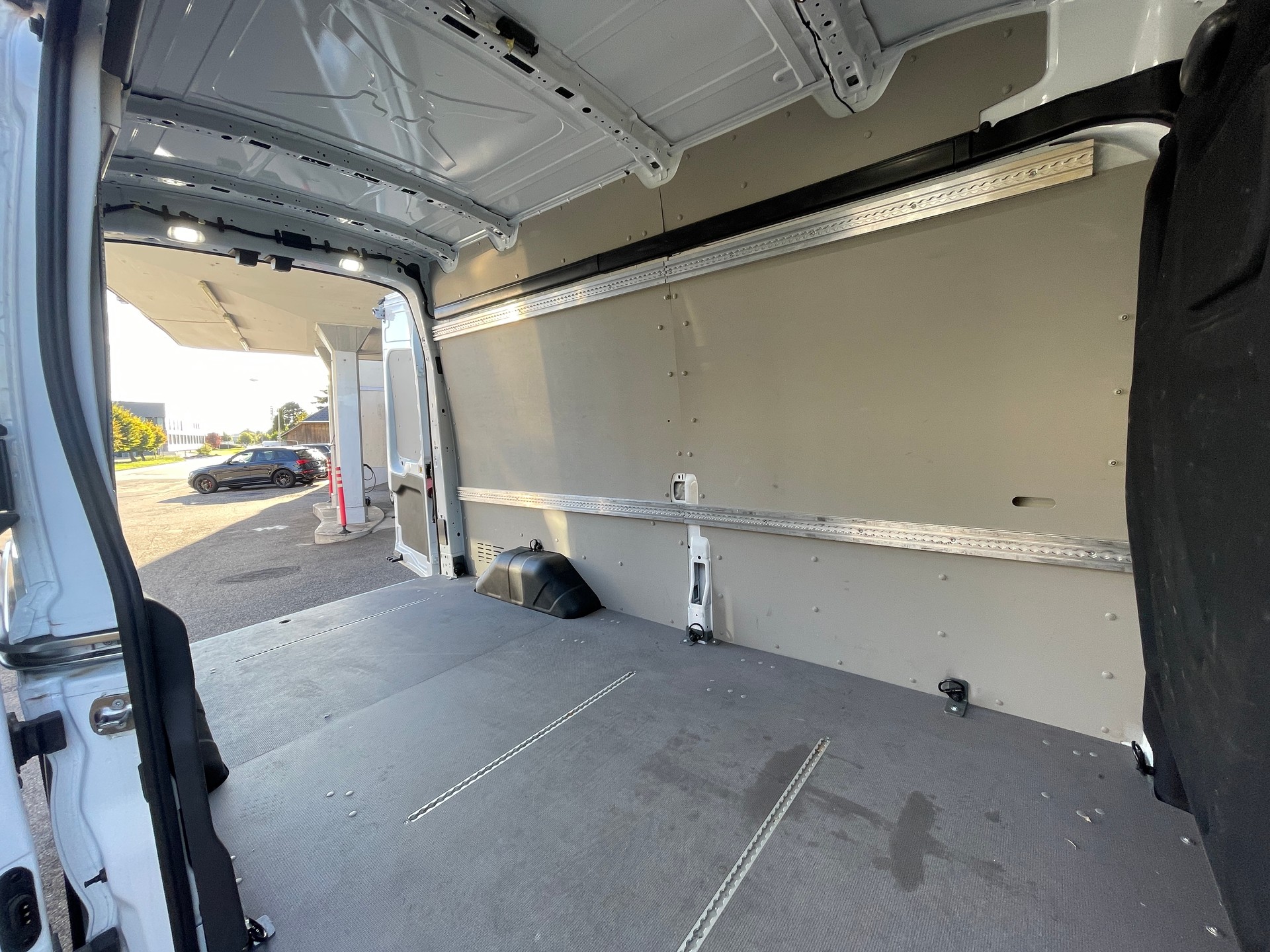 FORD E-Transit Van 350 L3 H3 Trend RWD 68kWh-image-12