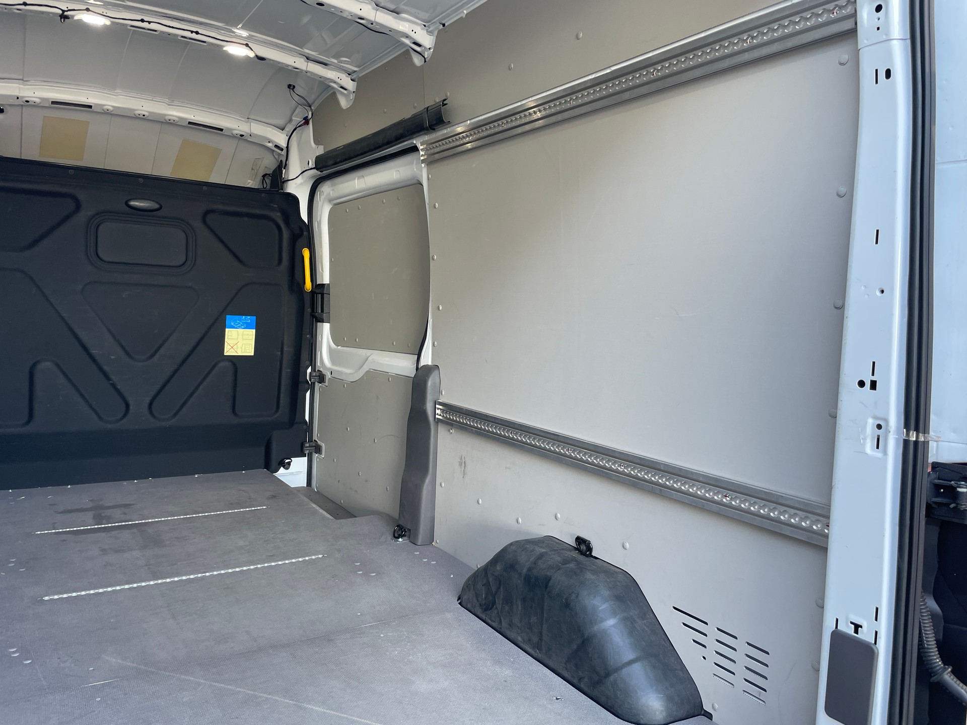 FORD E-Transit Van 350 L3 H3 Trend RWD 68kWh-image-10