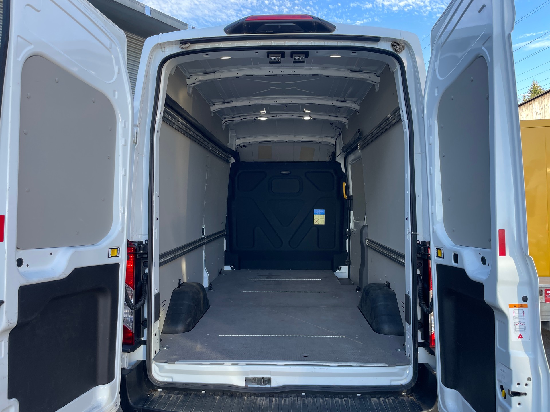 FORD E-Transit Van 350 L3 H3 Trend RWD 68kWh-image-8
