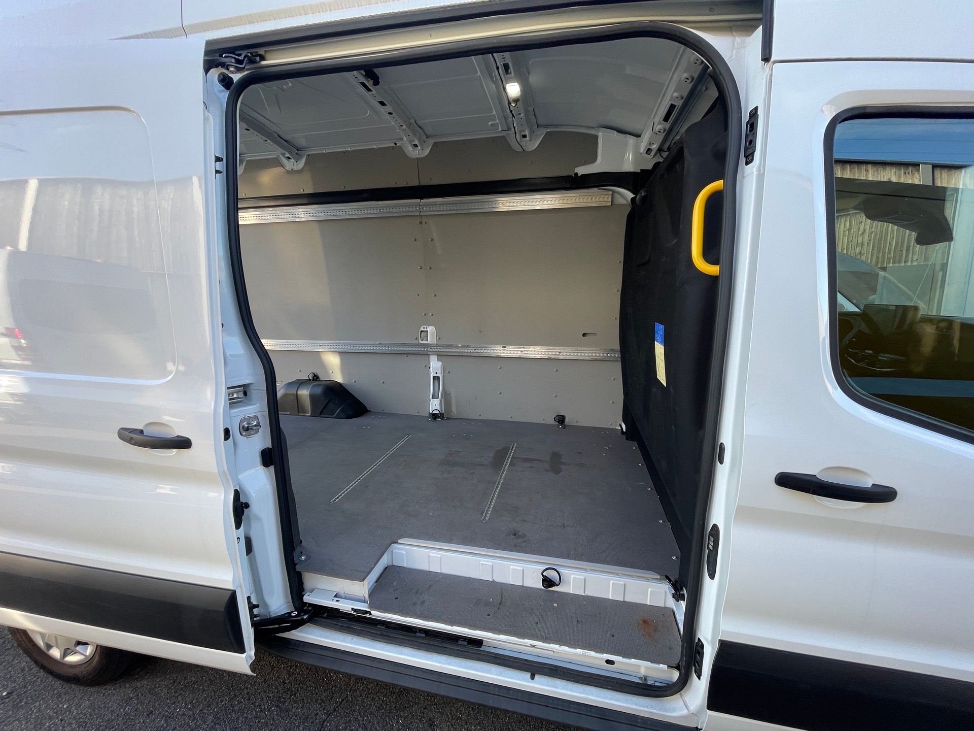 FORD E-Transit Van 350 L3 H3 Trend RWD 68kWh-image-11
