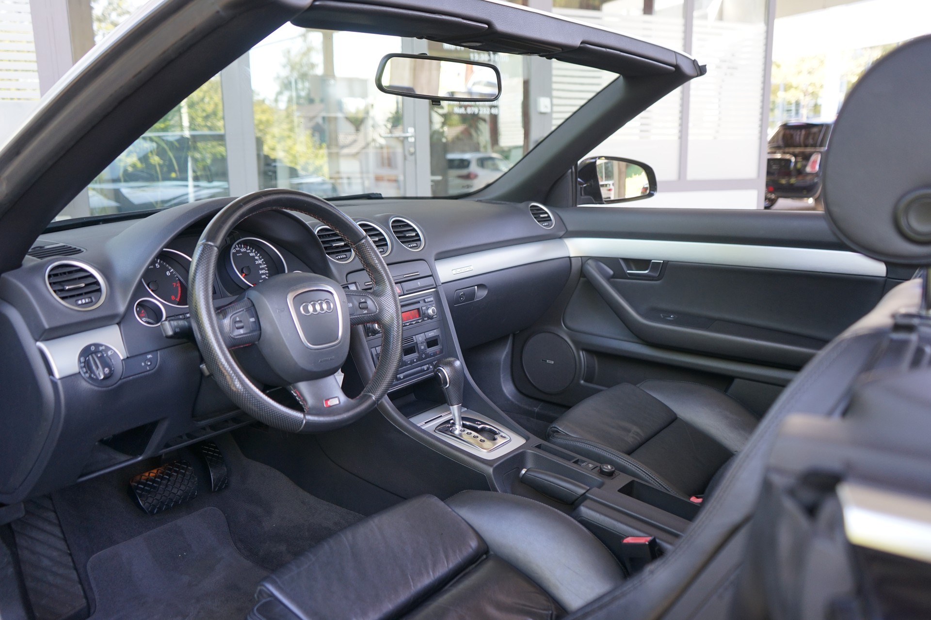 AUDI A4 Cabriolet 3.2 FSI quattro S-Line-image-6